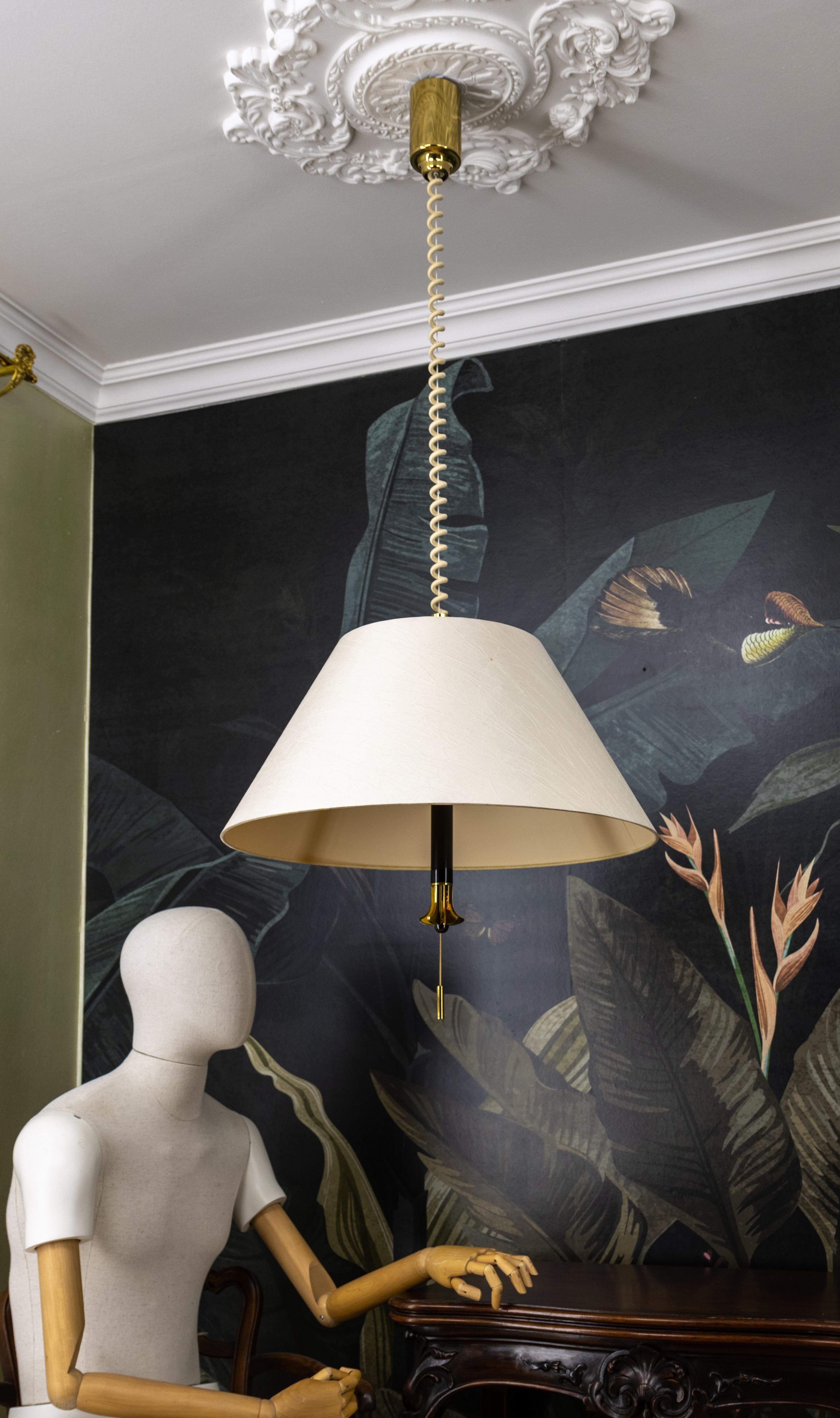 Lampada a sospensione a cinque luci ad altezza regolabile in ottone e paralume beige chiaro in vendita 7