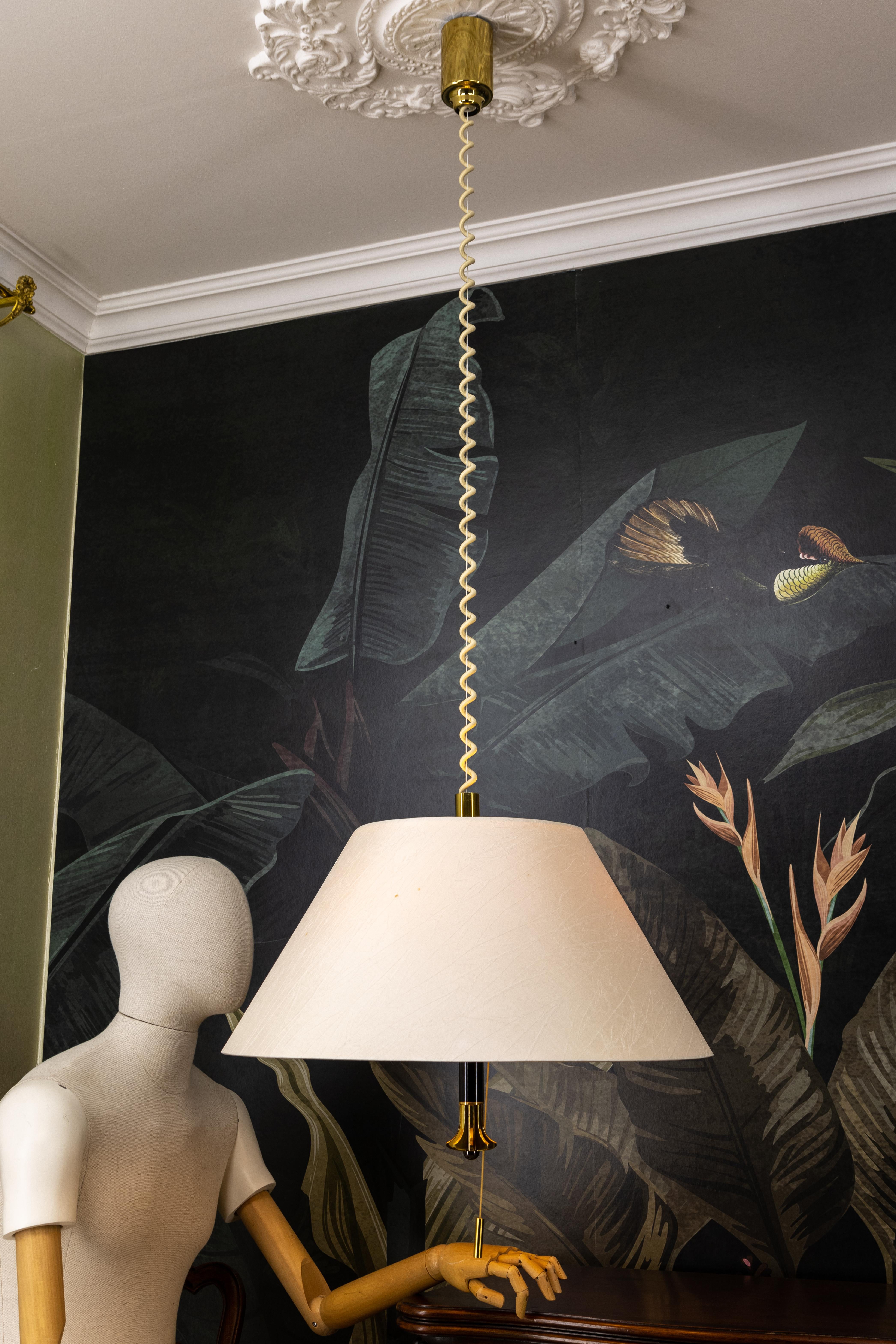 Lampada a sospensione a cinque luci ad altezza regolabile in ottone e paralume beige chiaro in vendita 8
