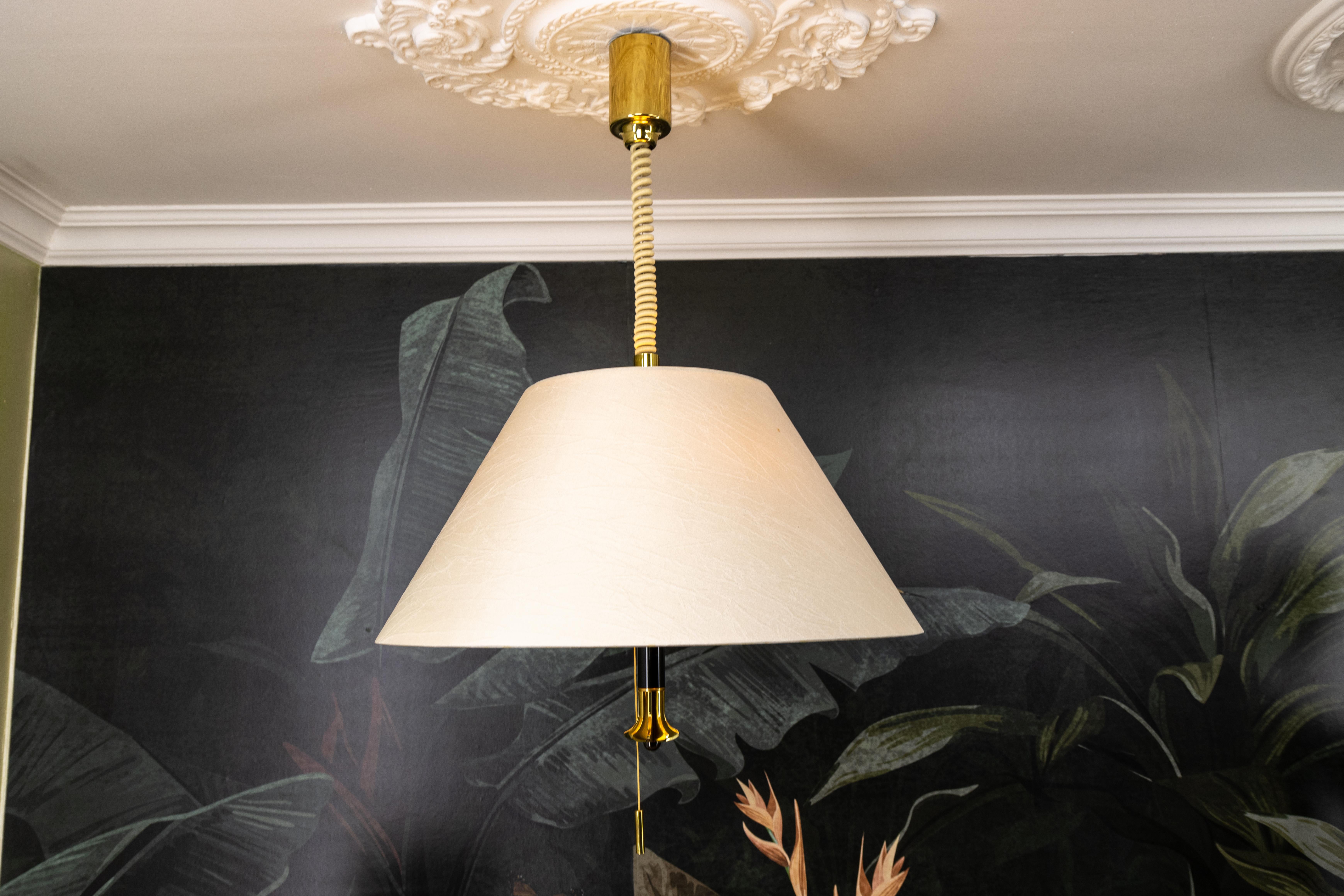 Lampada a sospensione a cinque luci ad altezza regolabile in ottone e paralume beige chiaro in vendita 9