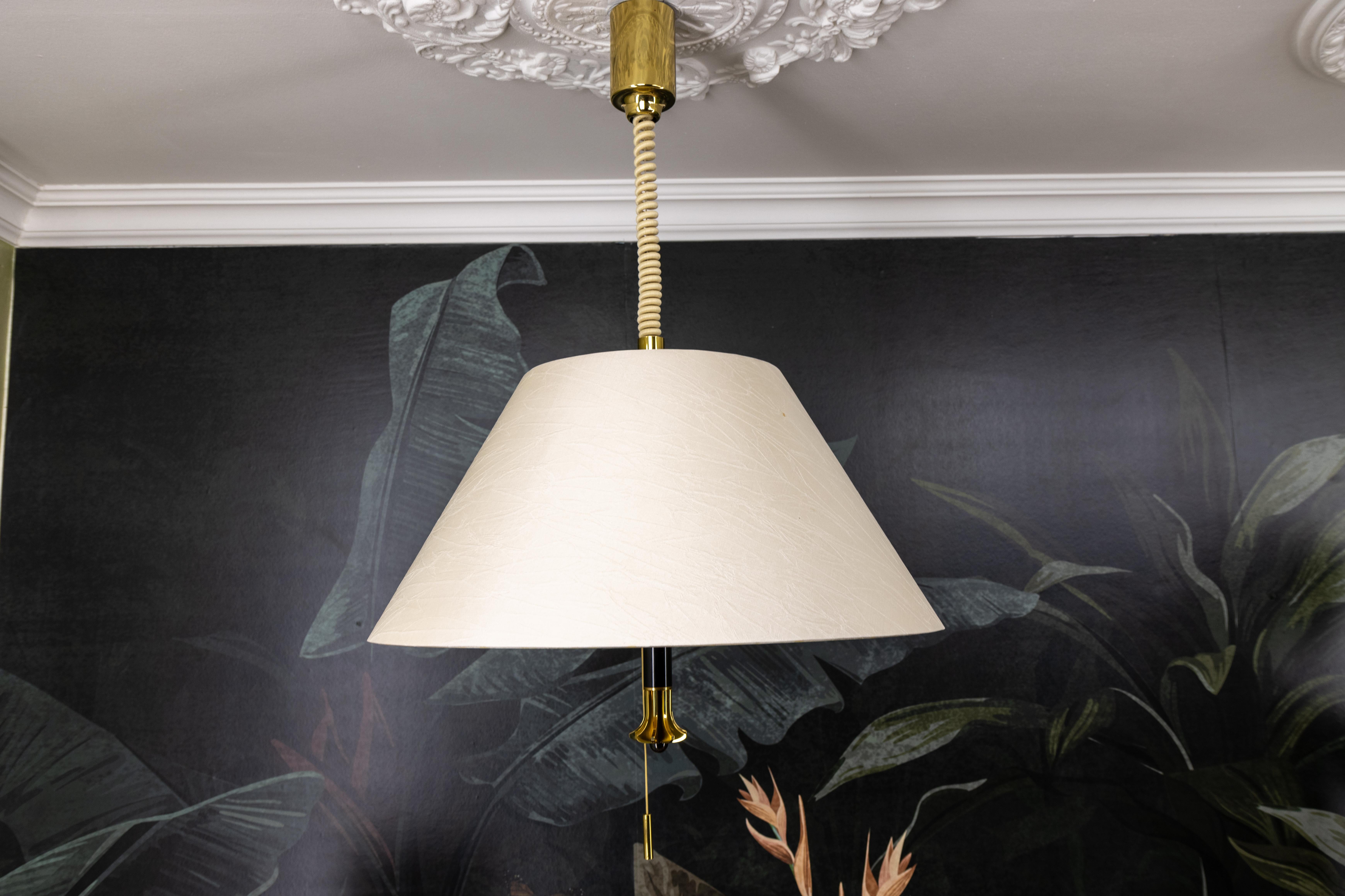 Lampada a sospensione a cinque luci ad altezza regolabile in ottone e paralume beige chiaro in vendita 10