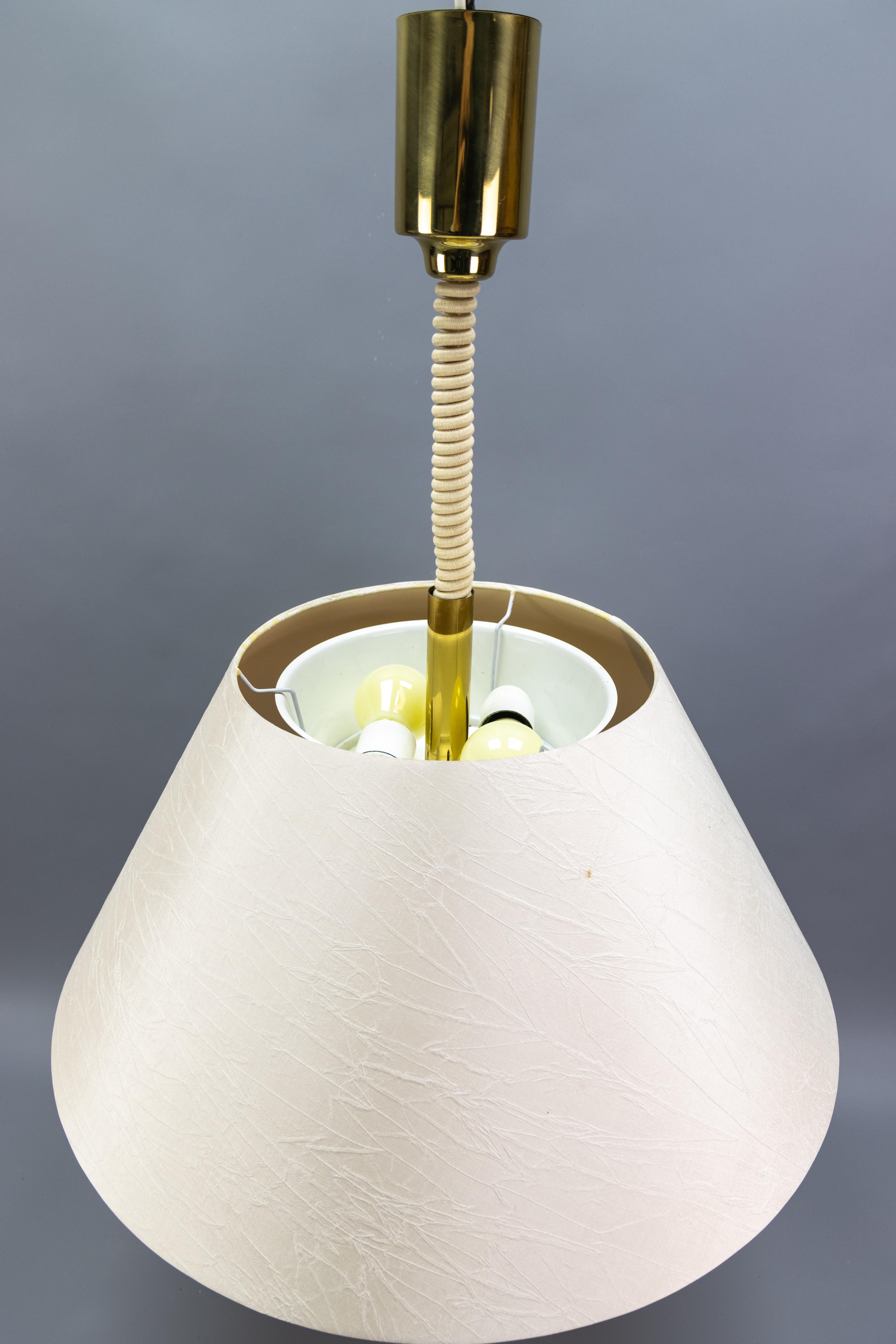 Lampada a sospensione a cinque luci ad altezza regolabile in ottone e paralume beige chiaro in vendita 11