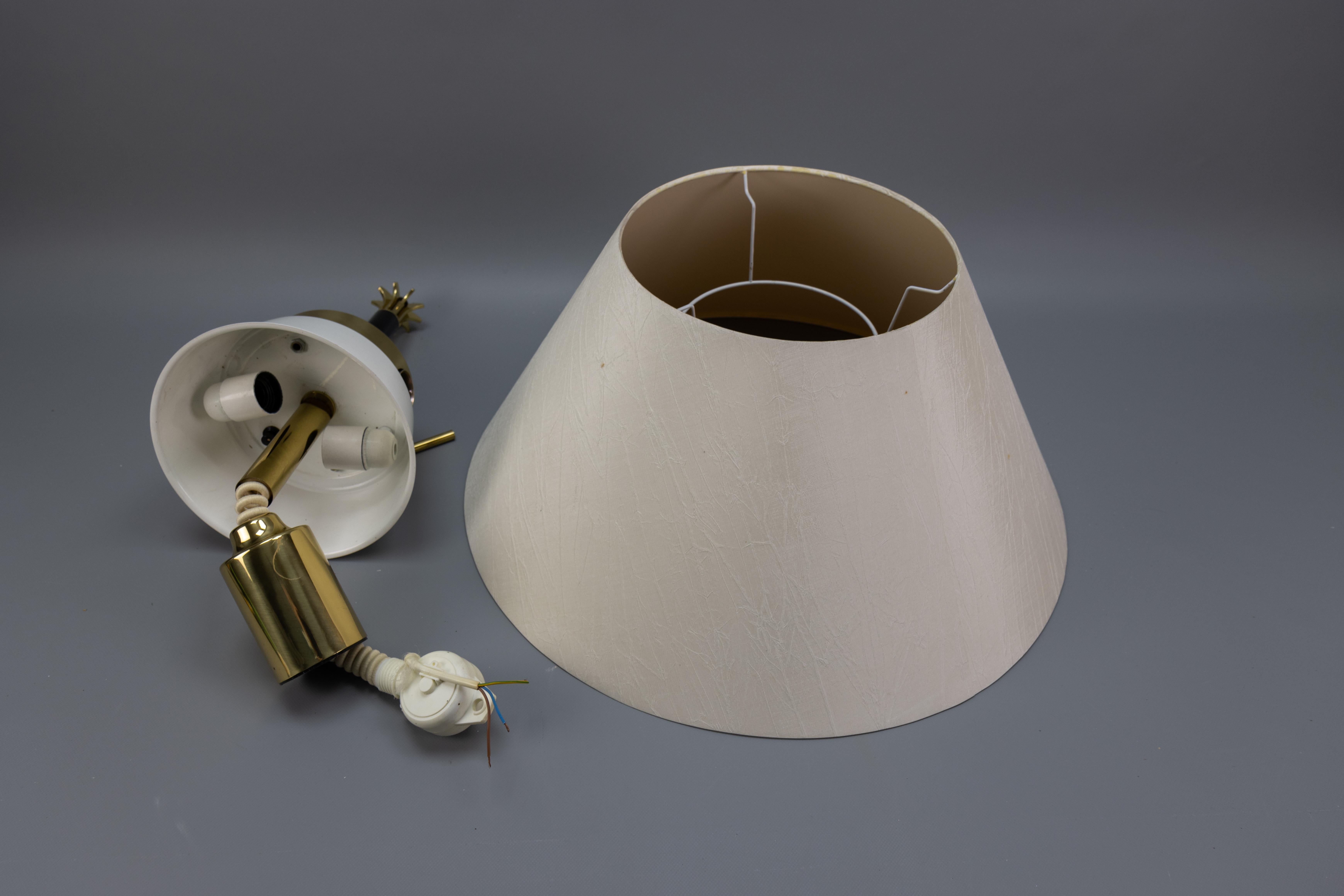 Lampada a sospensione a cinque luci ad altezza regolabile in ottone e paralume beige chiaro in vendita 12