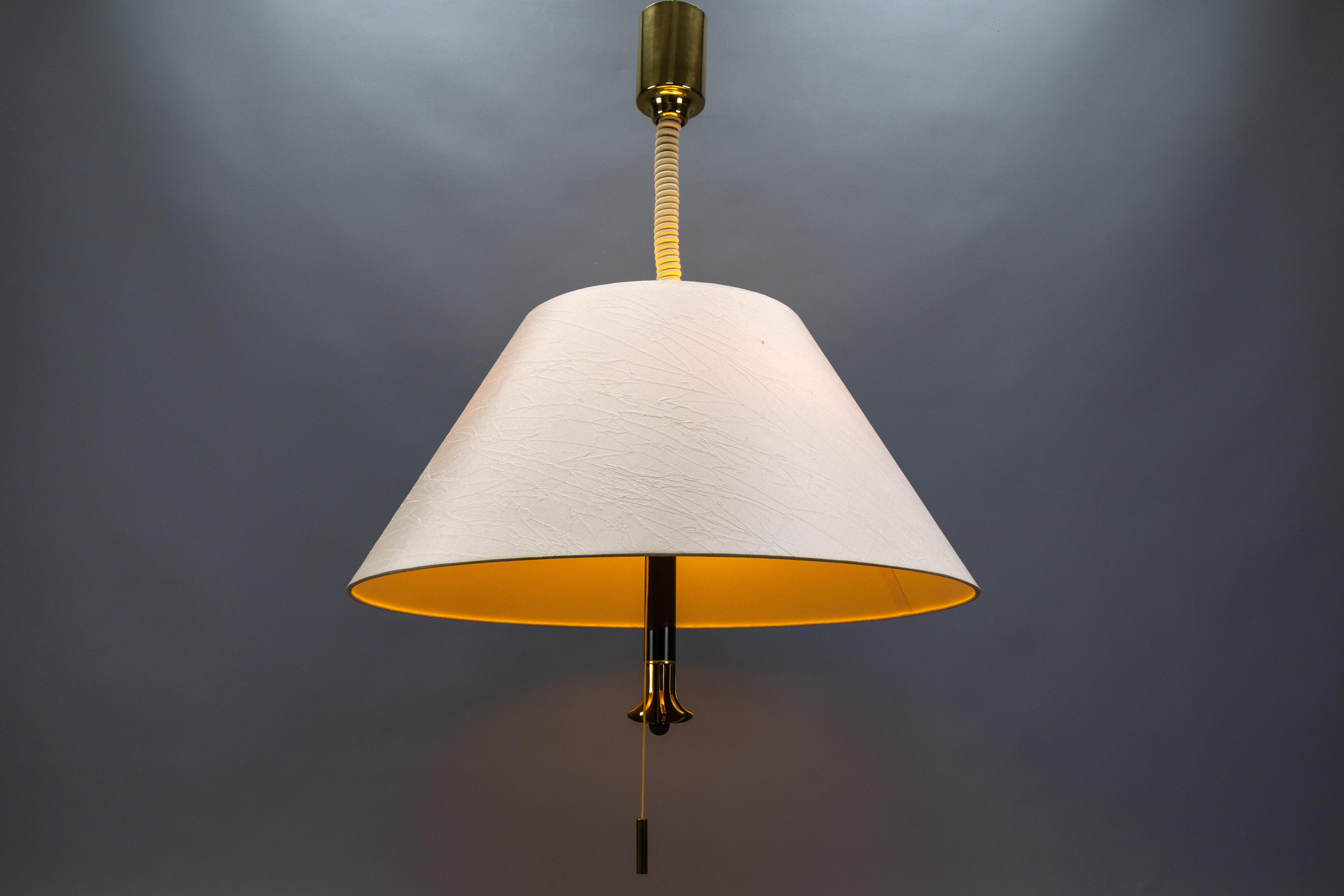 Grande lampada a sospensione a cinque luci ad altezza regolabile con paralume in tessuto, Germania, circa 1980.
Realizzata in stile The Scandinavian Modern, questa imponente lampada a sospensione presenta un ampio paralume in tessuto leggermente