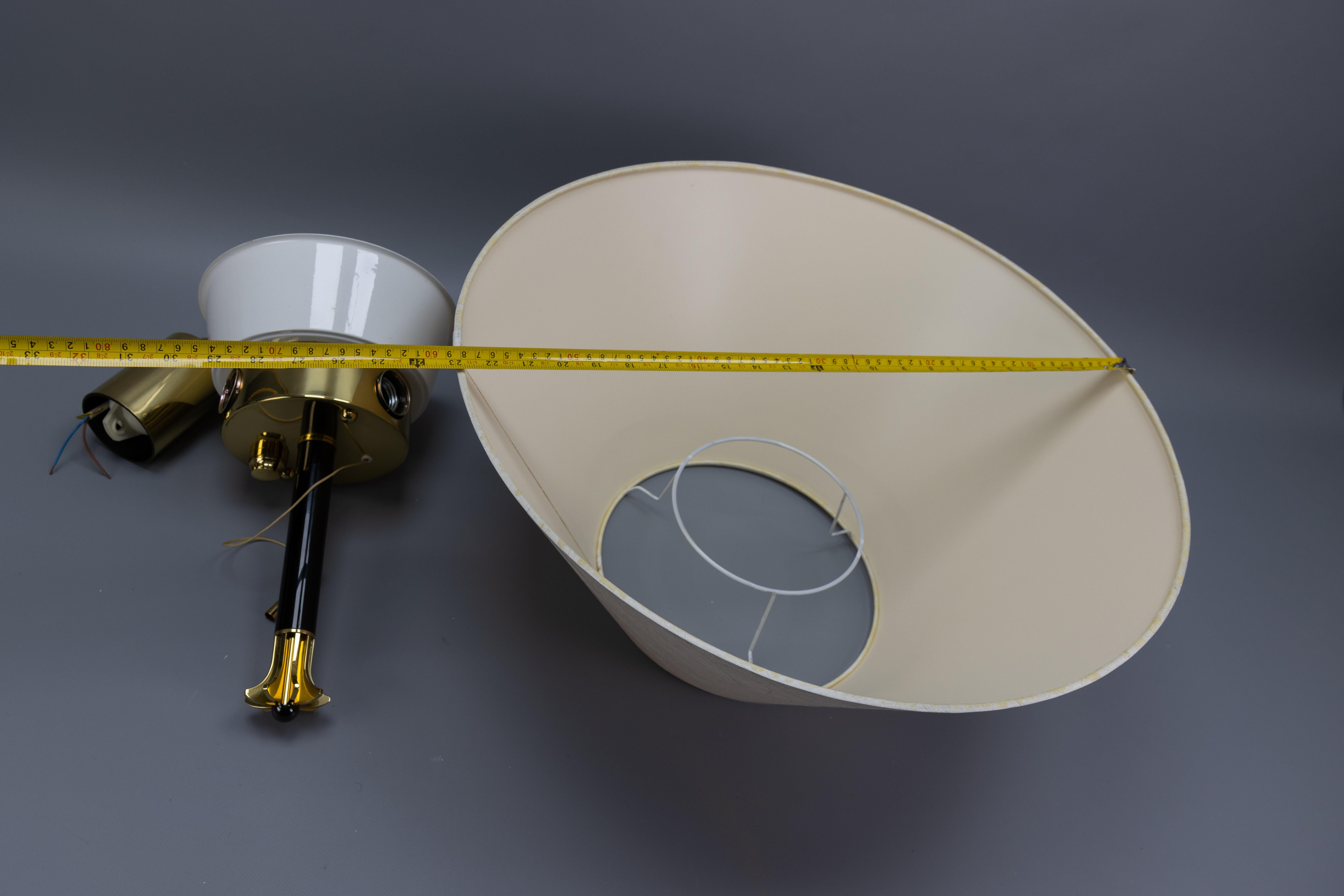 Lampada a sospensione a cinque luci ad altezza regolabile in ottone e paralume beige chiaro in vendita 13