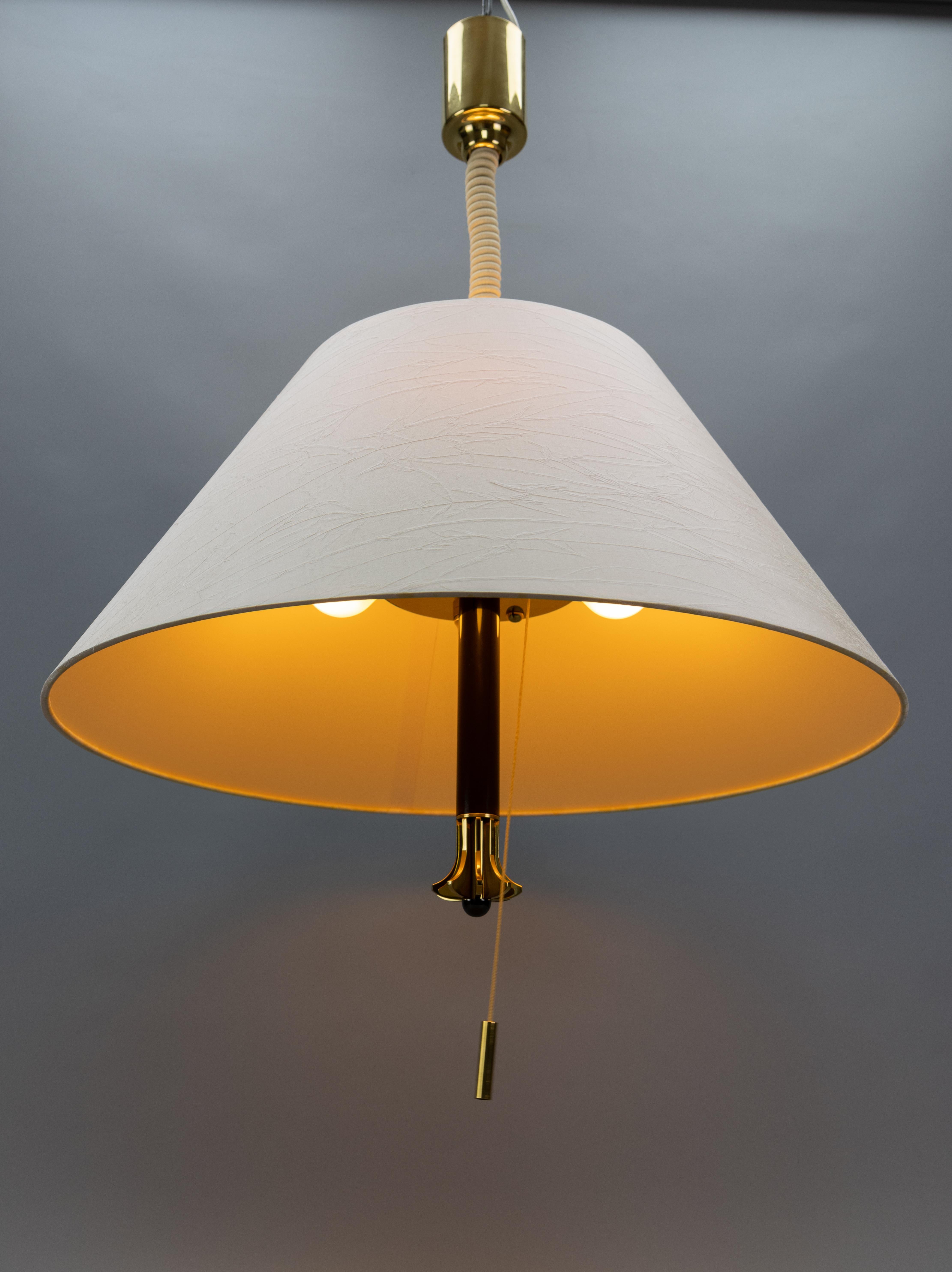 Scandinavo moderno Lampada a sospensione a cinque luci ad altezza regolabile in ottone e paralume beige chiaro in vendita