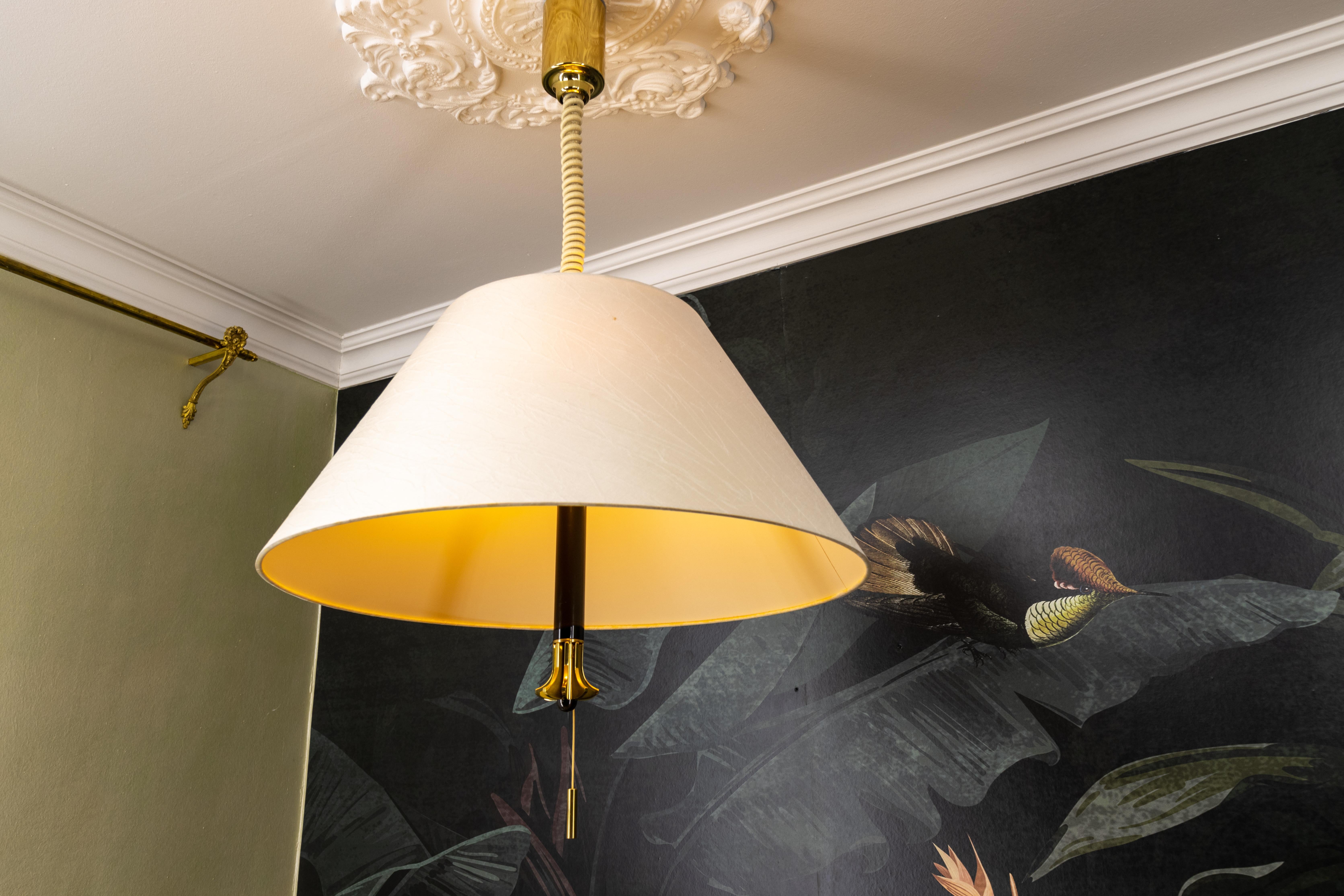Tedesco Lampada a sospensione a cinque luci ad altezza regolabile in ottone e paralume beige chiaro in vendita