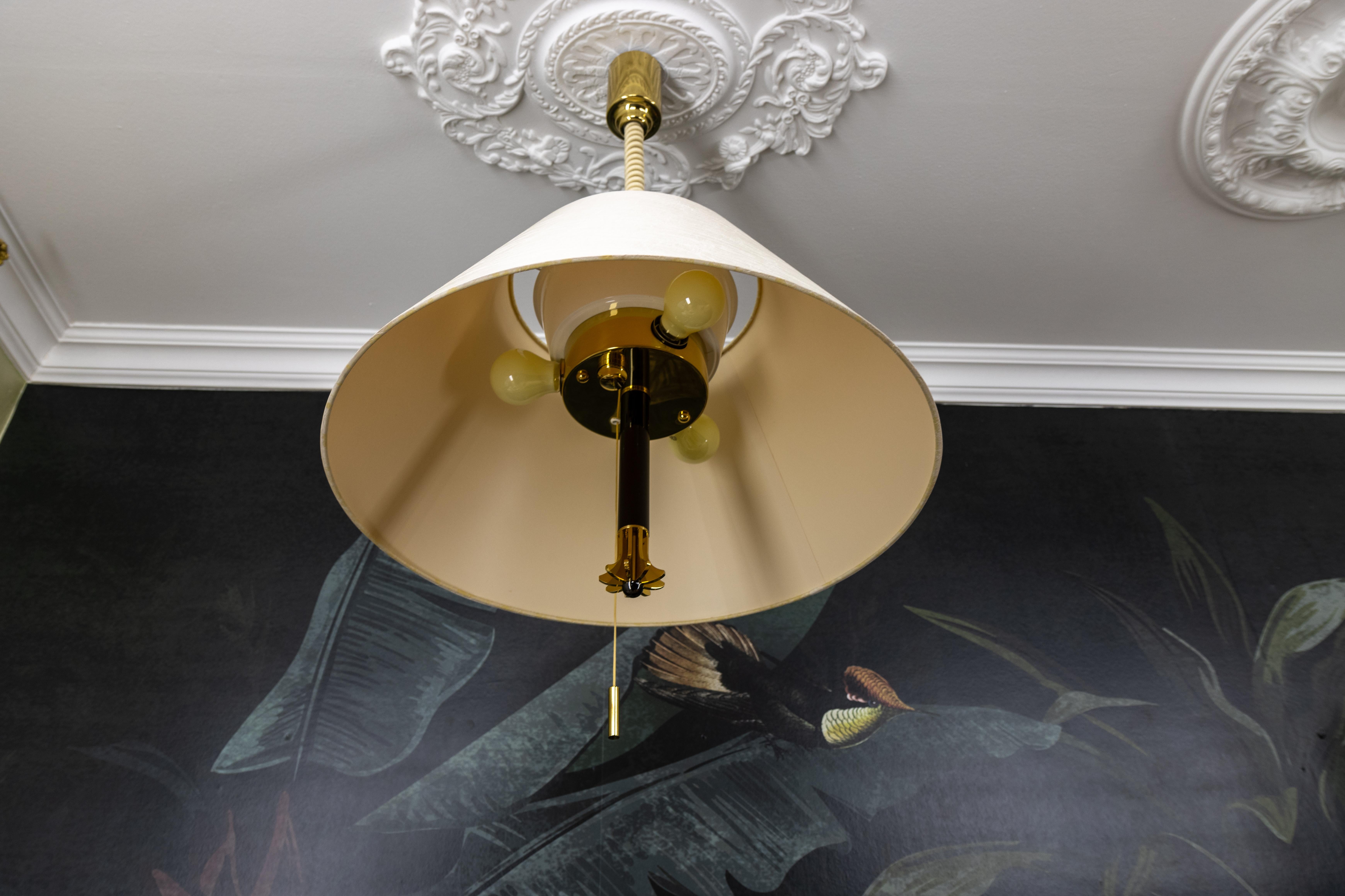 Metallo Lampada a sospensione a cinque luci ad altezza regolabile in ottone e paralume beige chiaro in vendita
