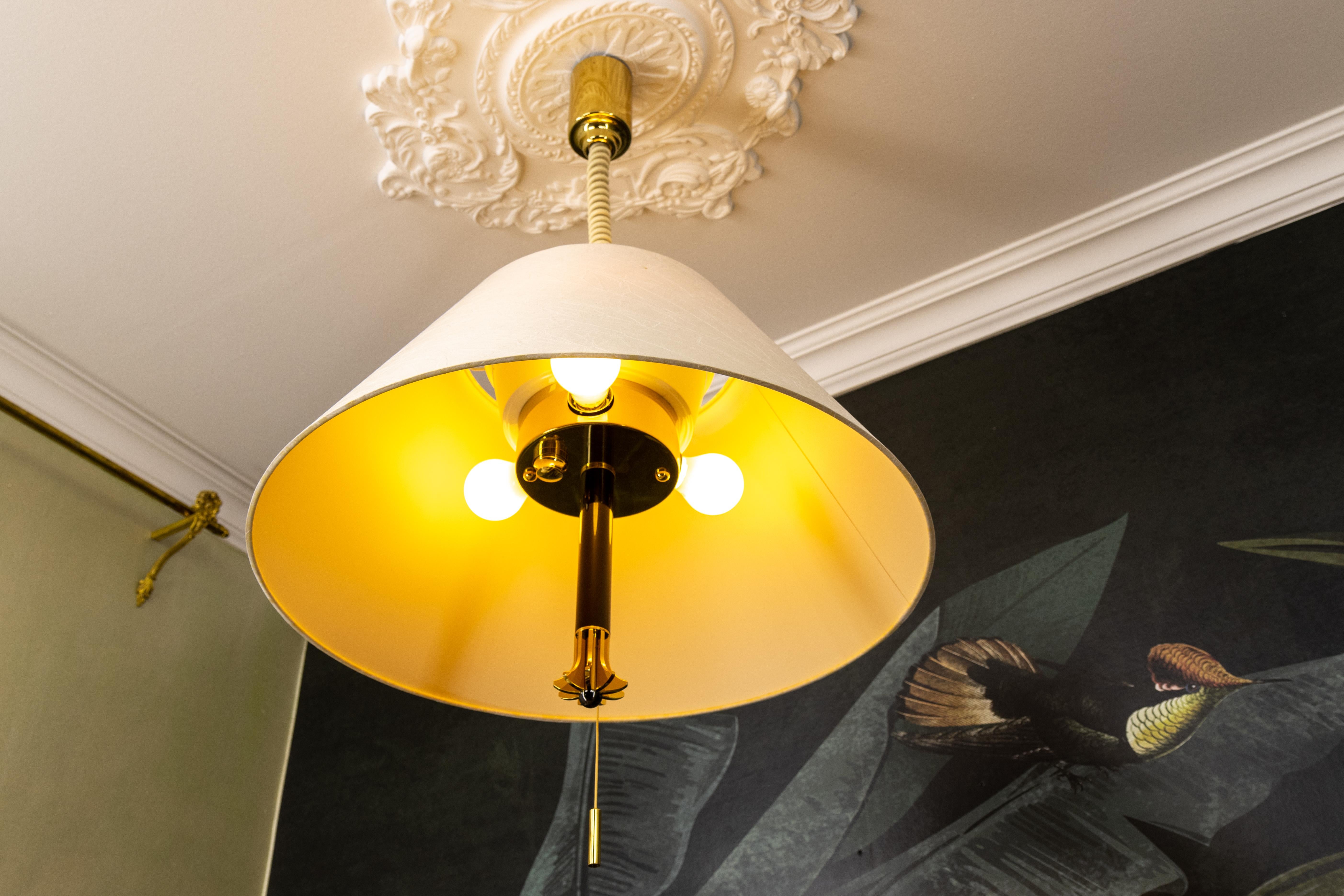 Lampada a sospensione a cinque luci ad altezza regolabile in ottone e paralume beige chiaro in vendita 1
