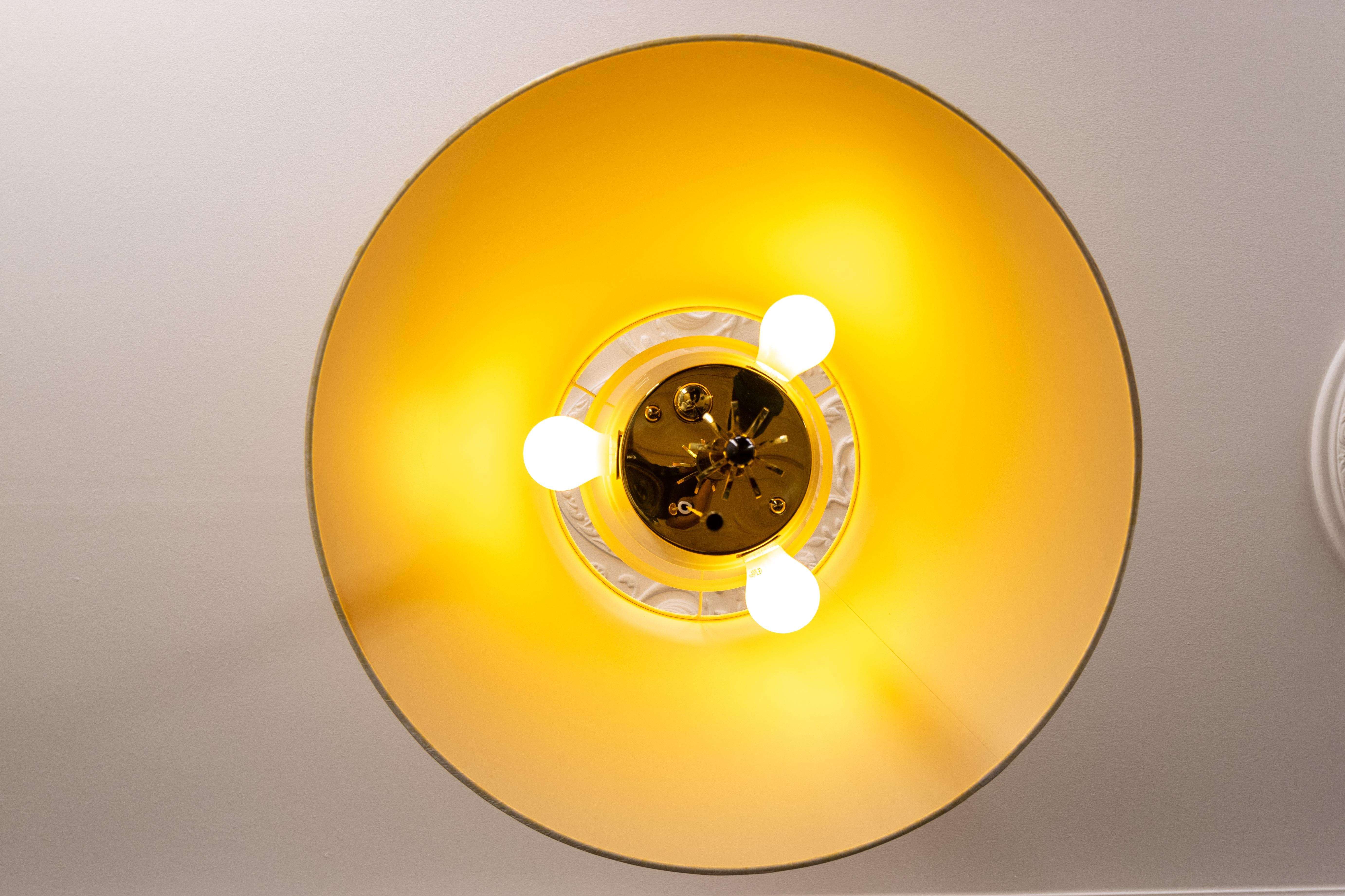 Lampada a sospensione a cinque luci ad altezza regolabile in ottone e paralume beige chiaro in vendita 2