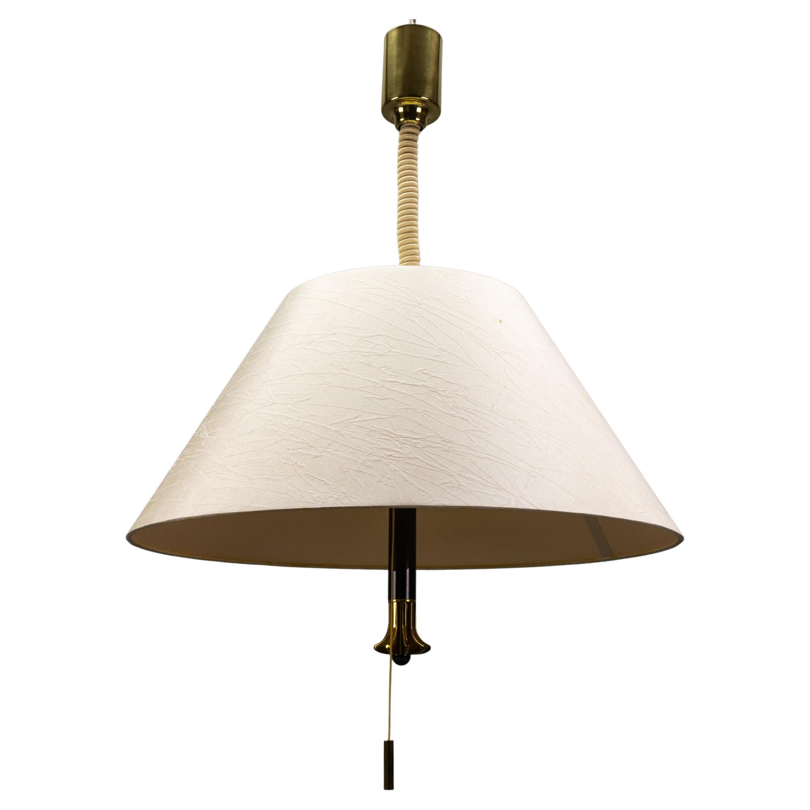 Lampada a sospensione a cinque luci ad altezza regolabile in ottone e paralume beige chiaro
