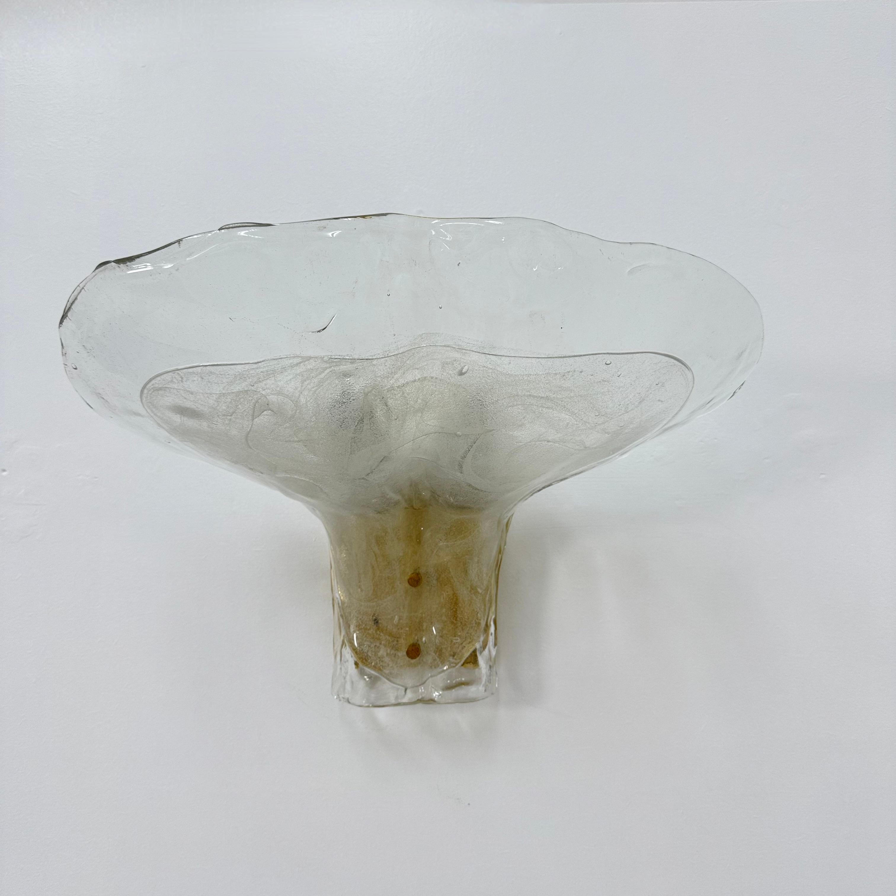 Large Brass and Melting Glass Petal Sconce attributed to J. T. Kalmar for Kalmar In Good Condition For Sale In Delft, NL