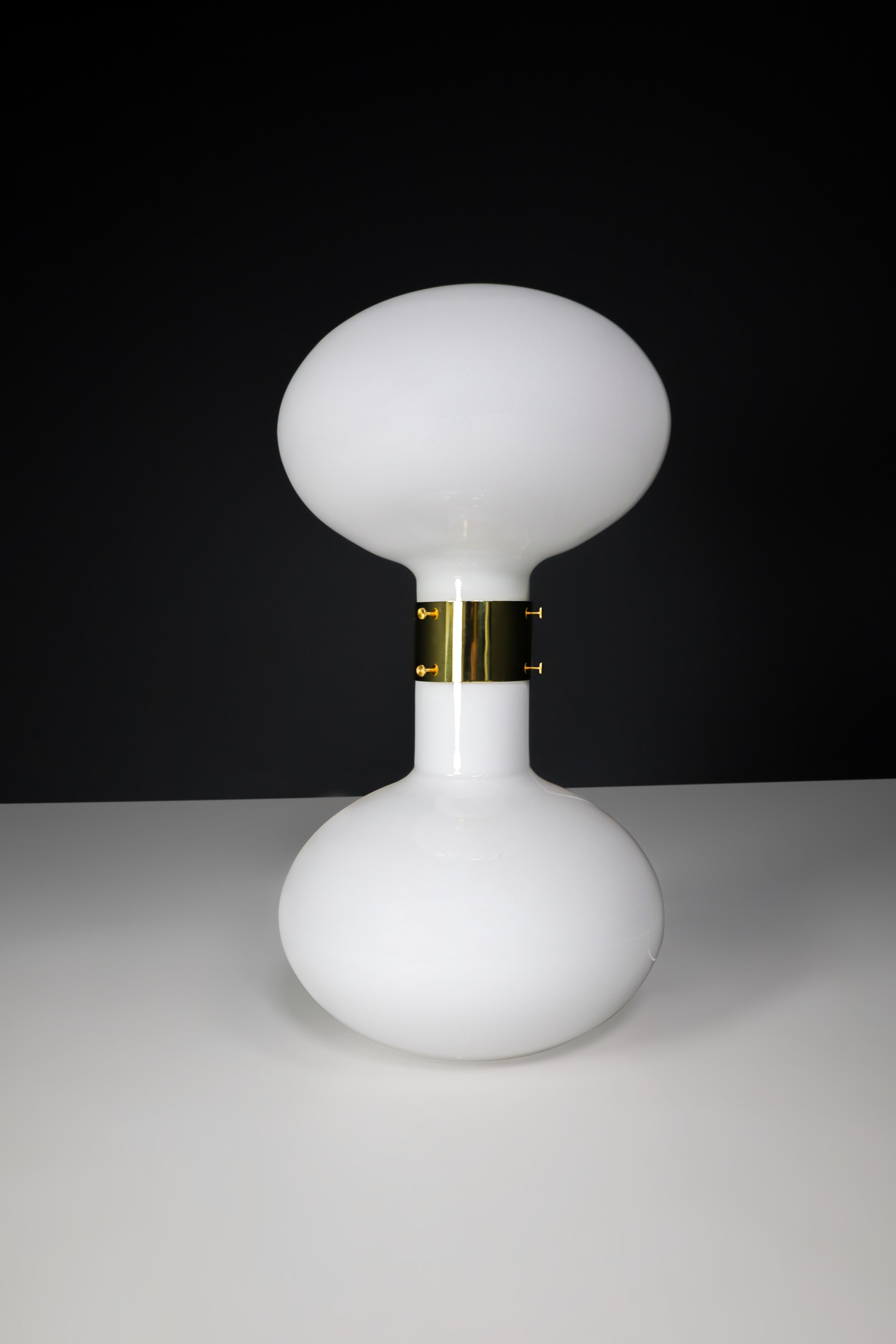 Large Brass and Opaline Glass Floor-Table Lamp, Italy 1970s

Discover the elegance of this striking opaline glass floor-table lamp, beautifully crafted in Italy during the 1970s. With its impressive height of 95 cm, this lamp effortlessly