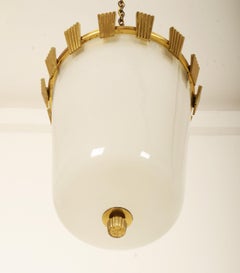 Lampada a sospensione grande in ottone e vetro opalino di Oswald Haerdtl