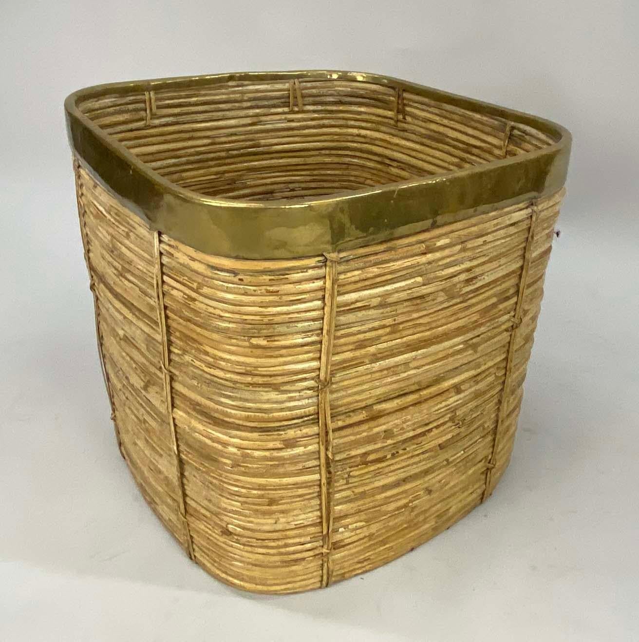 Ecco un grande cestino in rattan e ottone che può essere utilizzato per molte cose: come contenitore, come cestino per i rifiuti o come fioriera per una pianta più grande. Misura 18