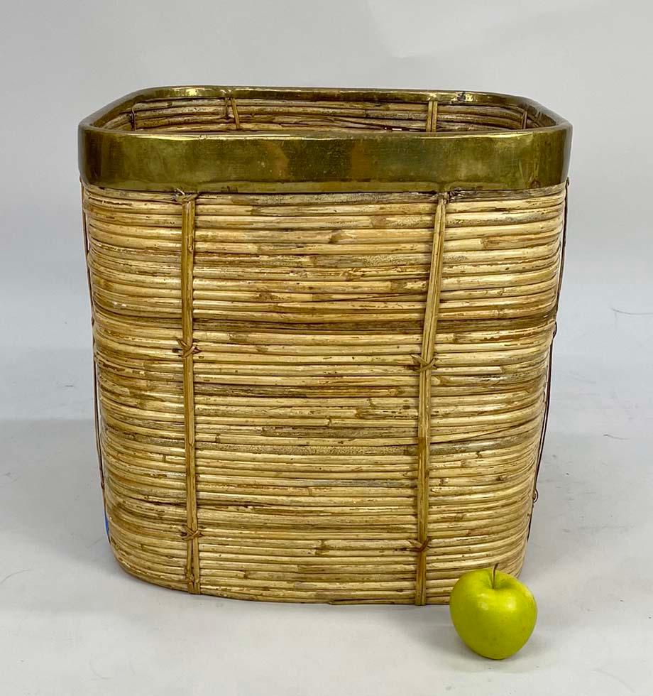 Mid-Century moderno Cesto quadrato grande in ottone e rattan a matita in vendita