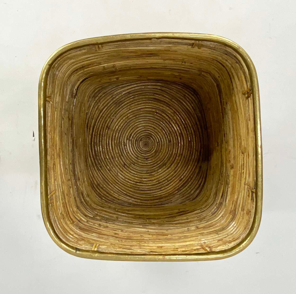 Fine XX secolo Cesto quadrato grande in ottone e rattan a matita in vendita