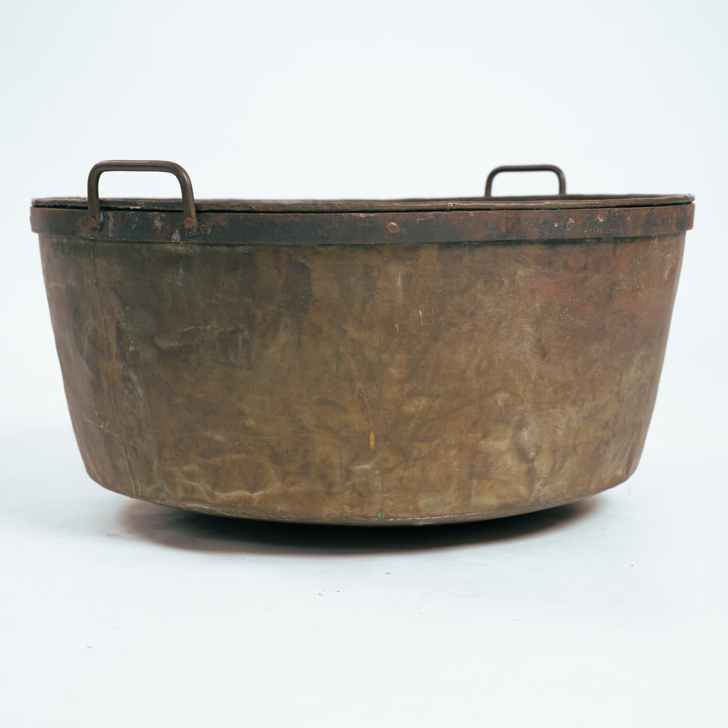 Large Brass and wrought iron nailed log bucket pot bin, 1800/1900s For Sale 5