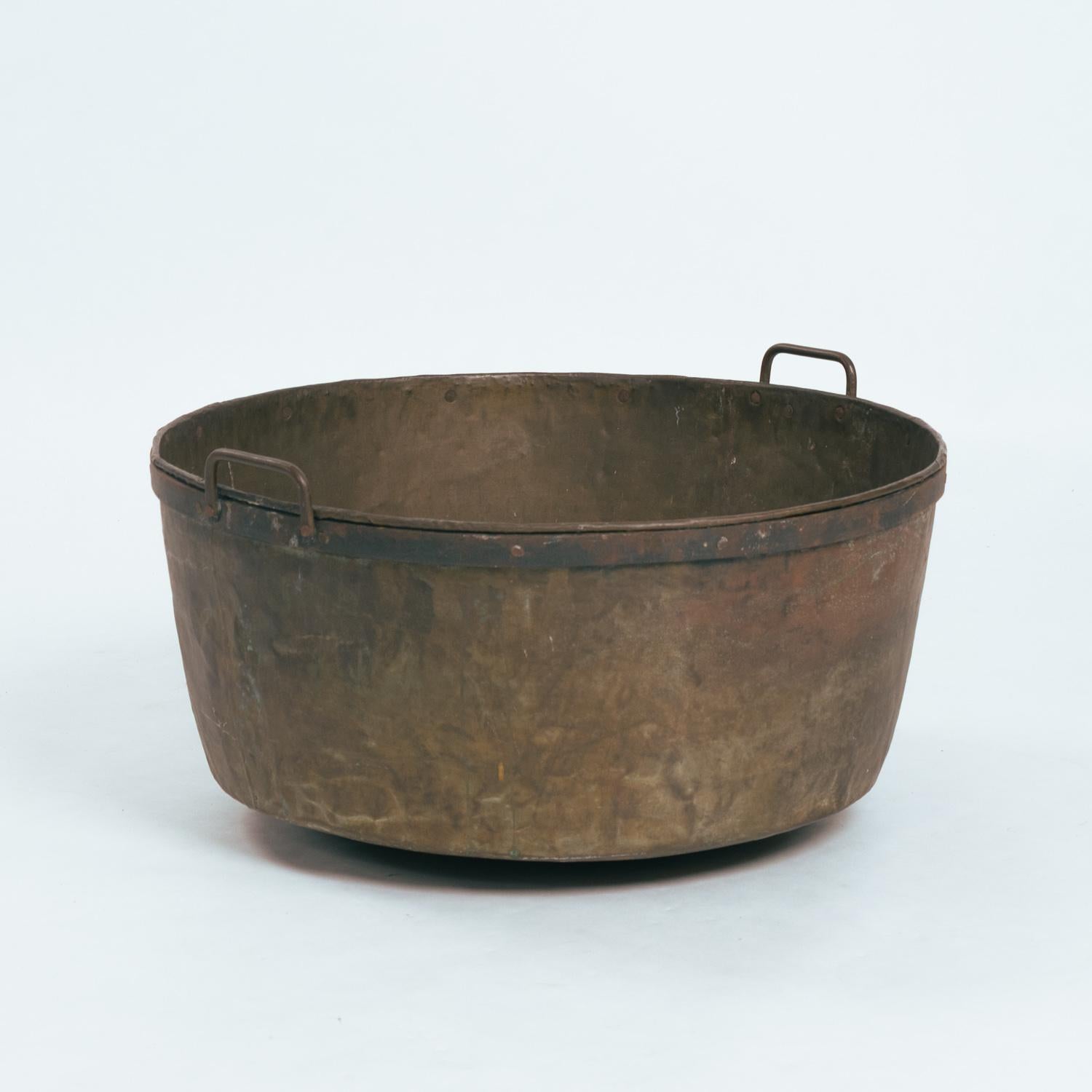 French Large Brass and wrought iron nailed log bucket pot bin, 1800/1900s For Sale