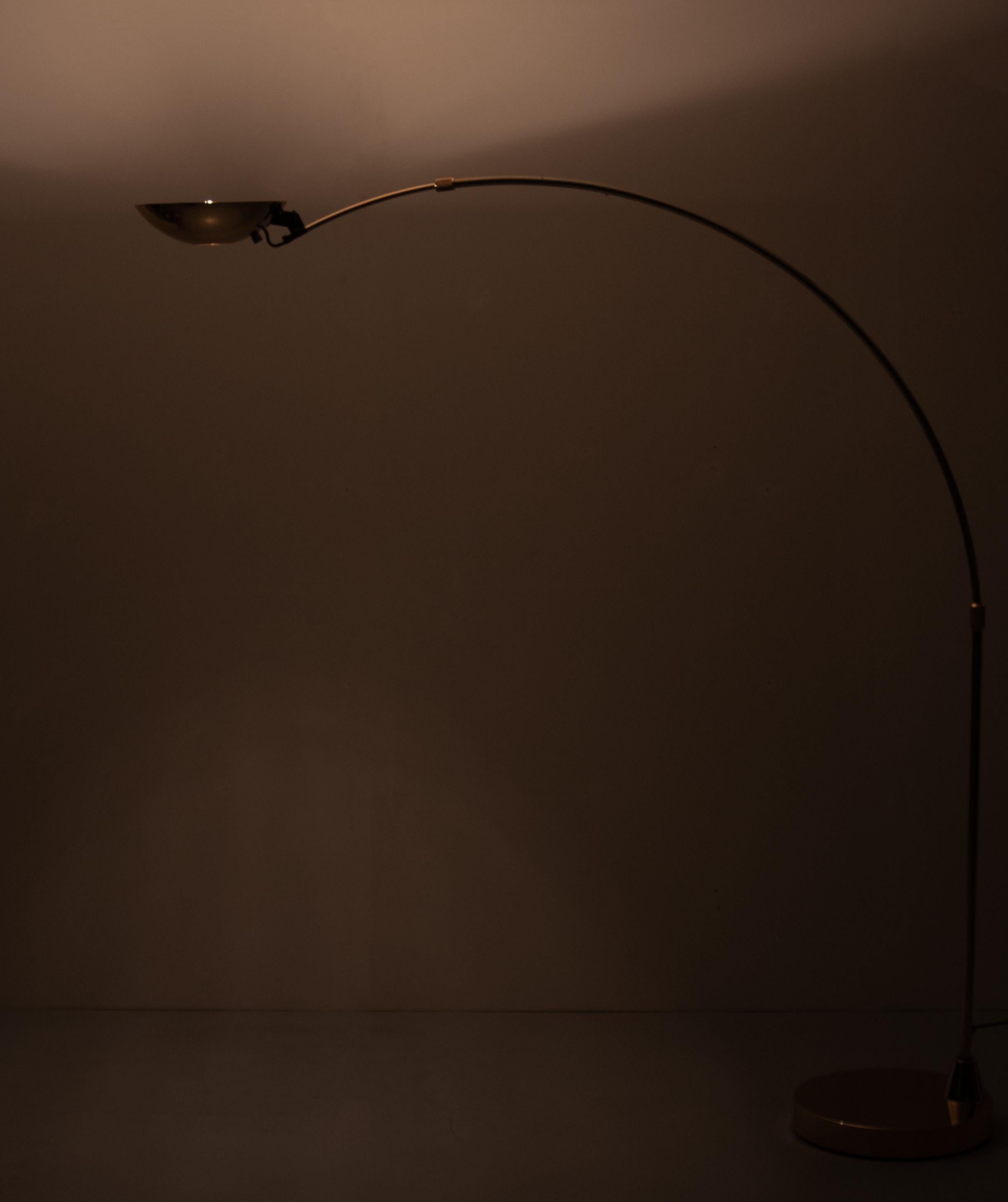 Grande lampe à arc en laiton Leonardo Marelli, années 1980 en vente 1