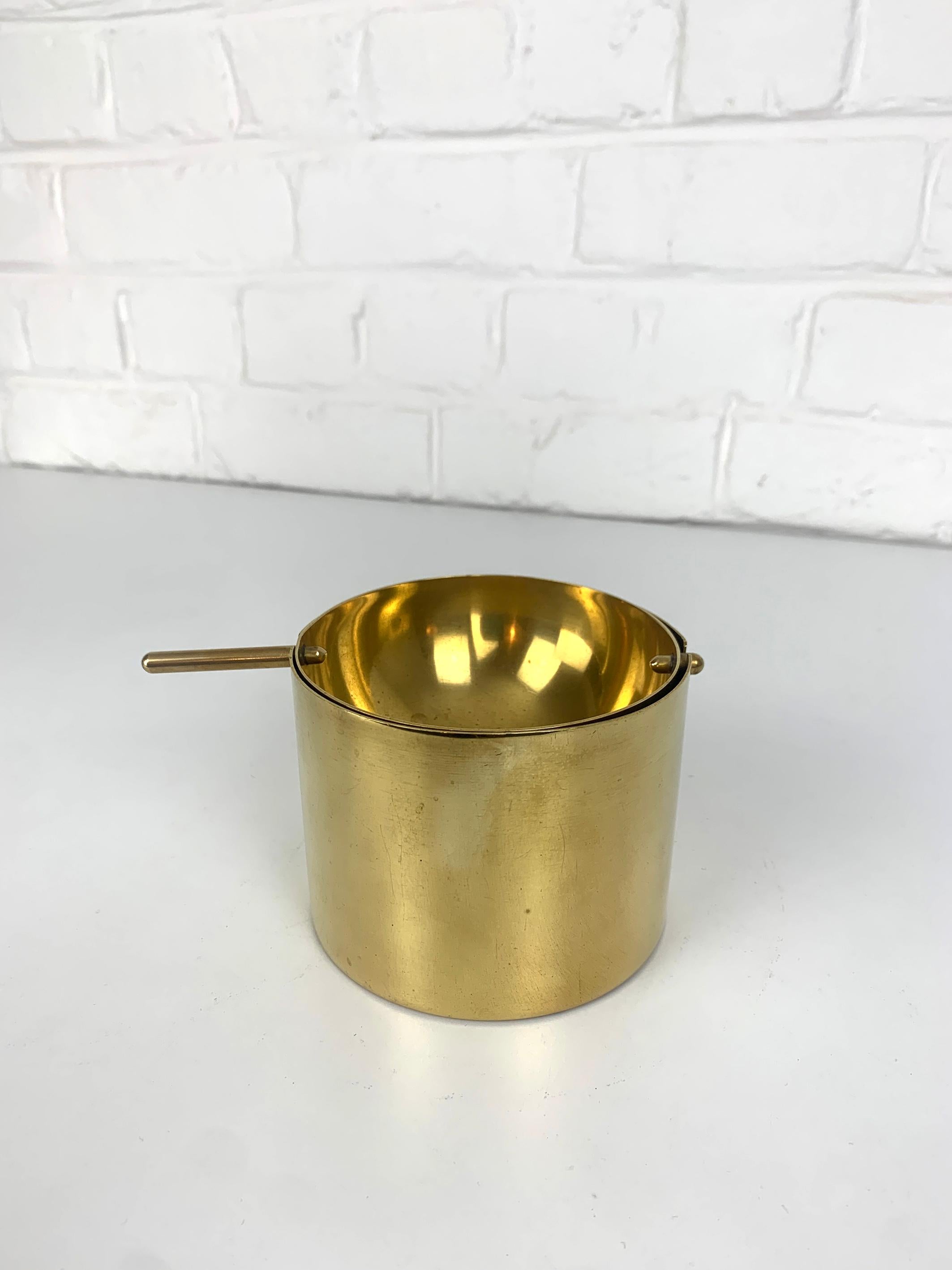 Large Cylinda-line ashtray in Brass. Iconic creation by Danish designer Arne Jacobsen for Stelton Brassware. 

The large version or Cigar ashtray, is the rarest of the two existing sizes. Diameter 4 inches (10 cm).

The brassware line was only