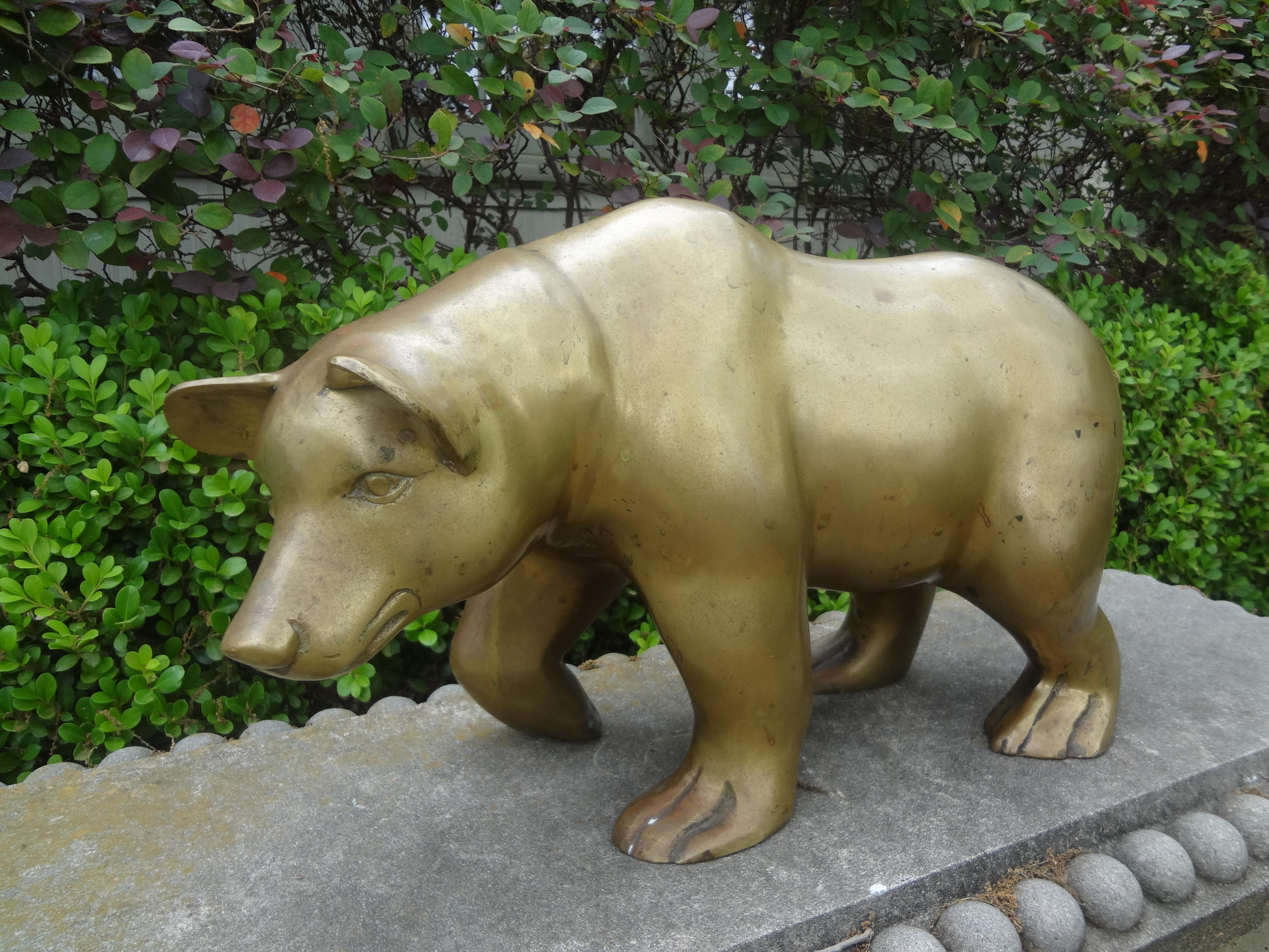 Große Bärenskulptur aus Messing (Hollywood Regency) im Angebot