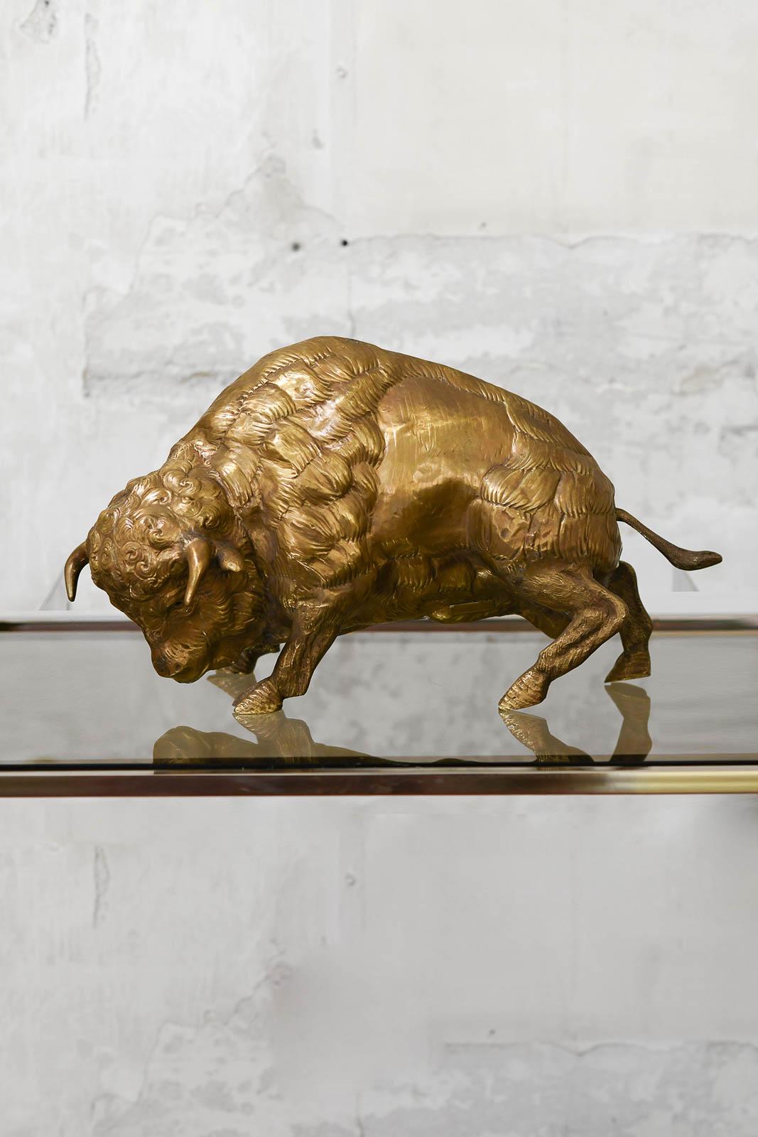 Bisonte grande in ottone di Edizioni Molto, stile anni '70
Dettagli del prodotto
Questo pezzo è realizzato a mano con ottone sbalzato e inciso.
Dimensioni: 50 W x 37 H x 30 D cm
Un pezzo unico disponibile ora