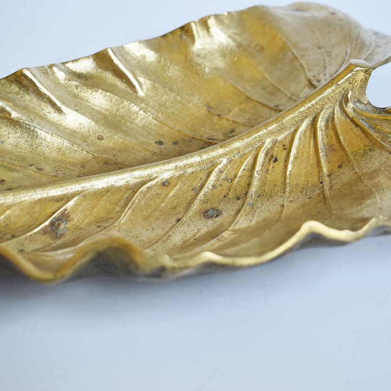 Américain Grand plateau ou vide-poche décoratif en laiton à feuilles de lys:: années 1940 en vente