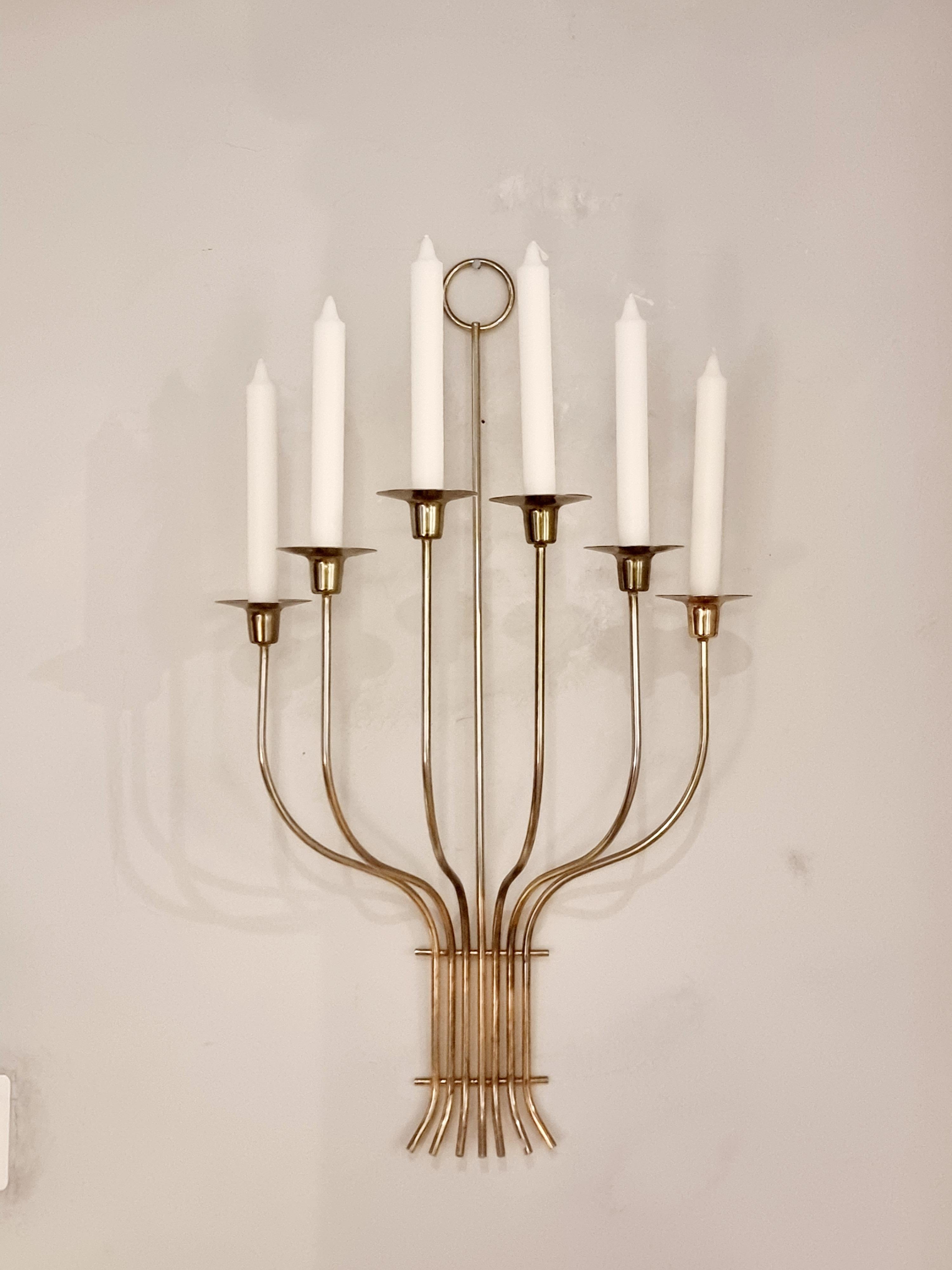 Large beautiful and decorative wall candle holder / sconce, for six candles. In brass, in the manner of german/american designer Tommi Parzinger (1903-1981). Hollywood regency, 1960/70s.

In good condition, smaller signs of age and wear. 