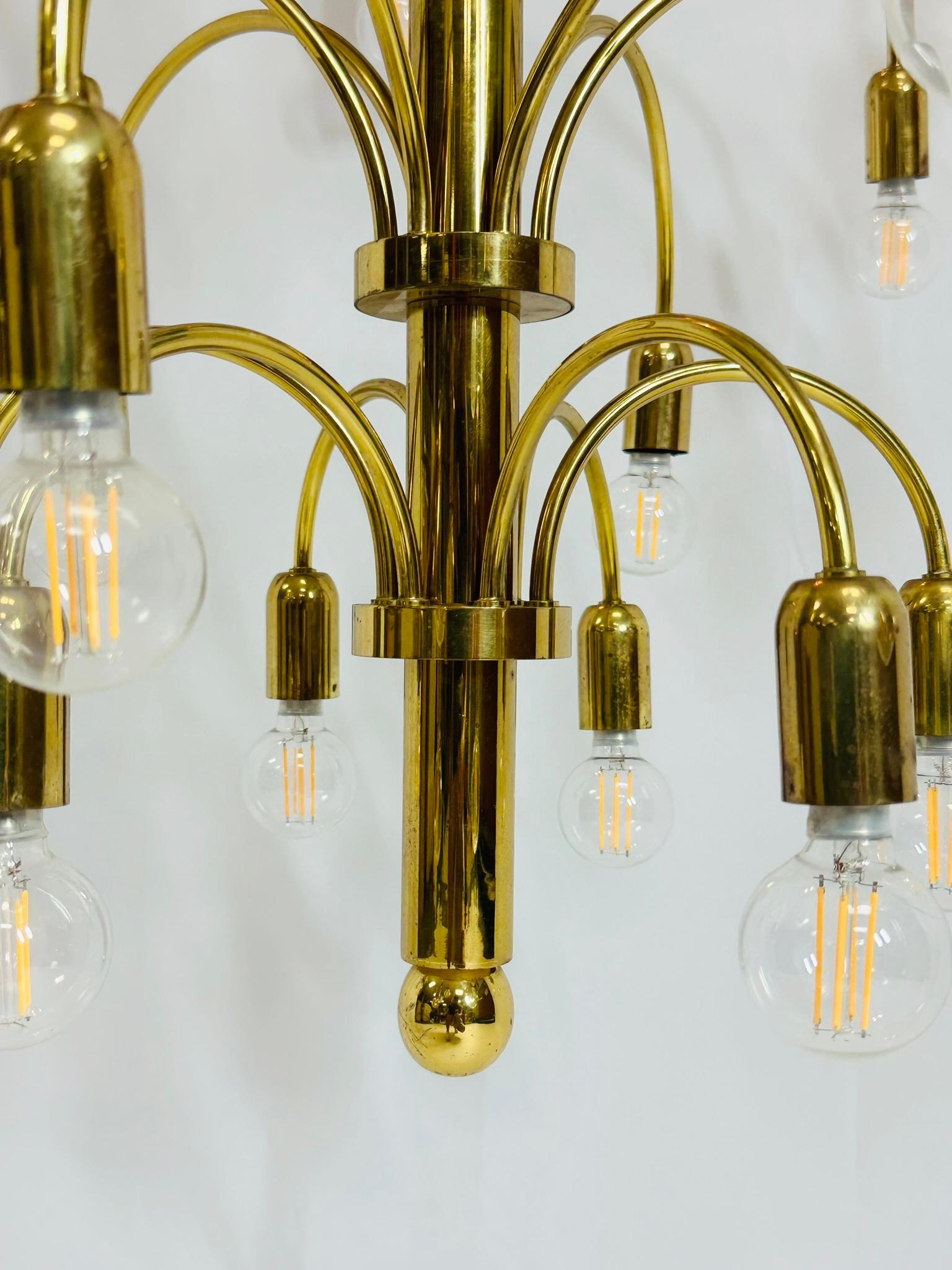 Grande lampadario in ottone con 36 bracci/luci, circa anni '60 in vendita 3
