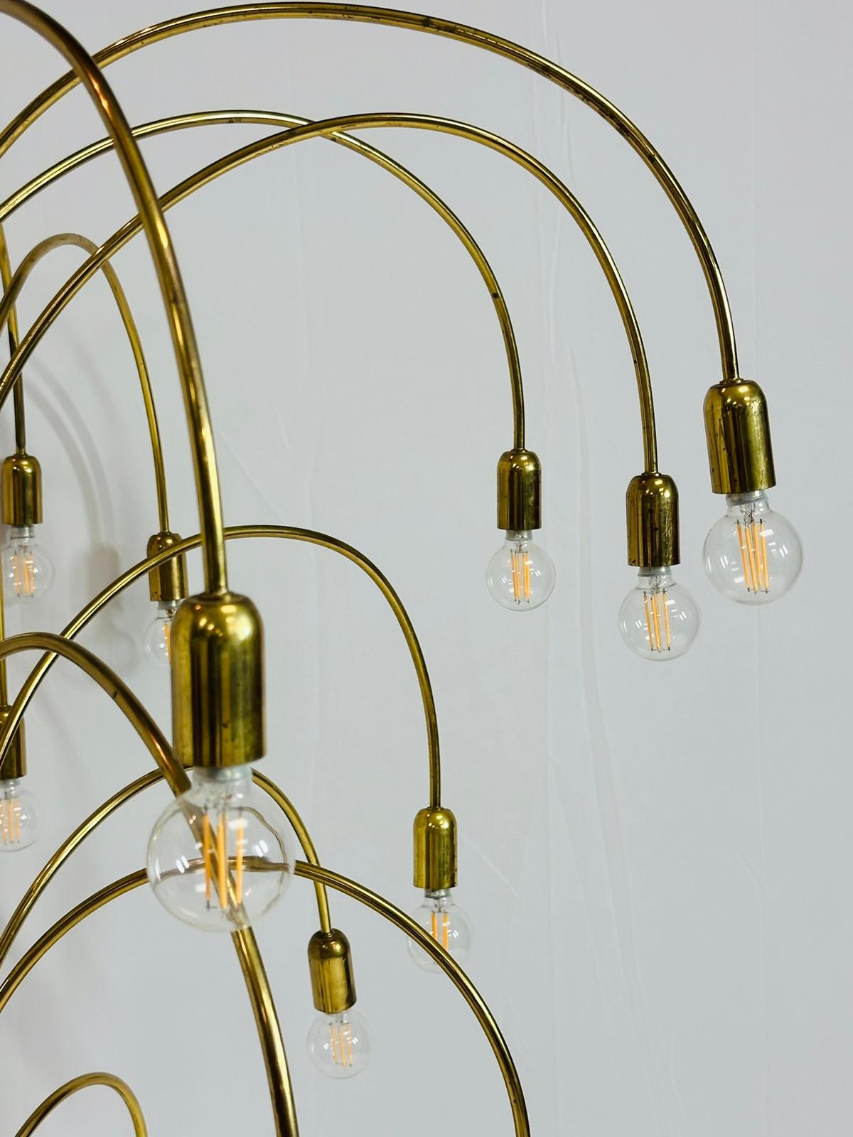 Grande lampadario in ottone con 36 bracci/luci, circa anni '60 in vendita 4