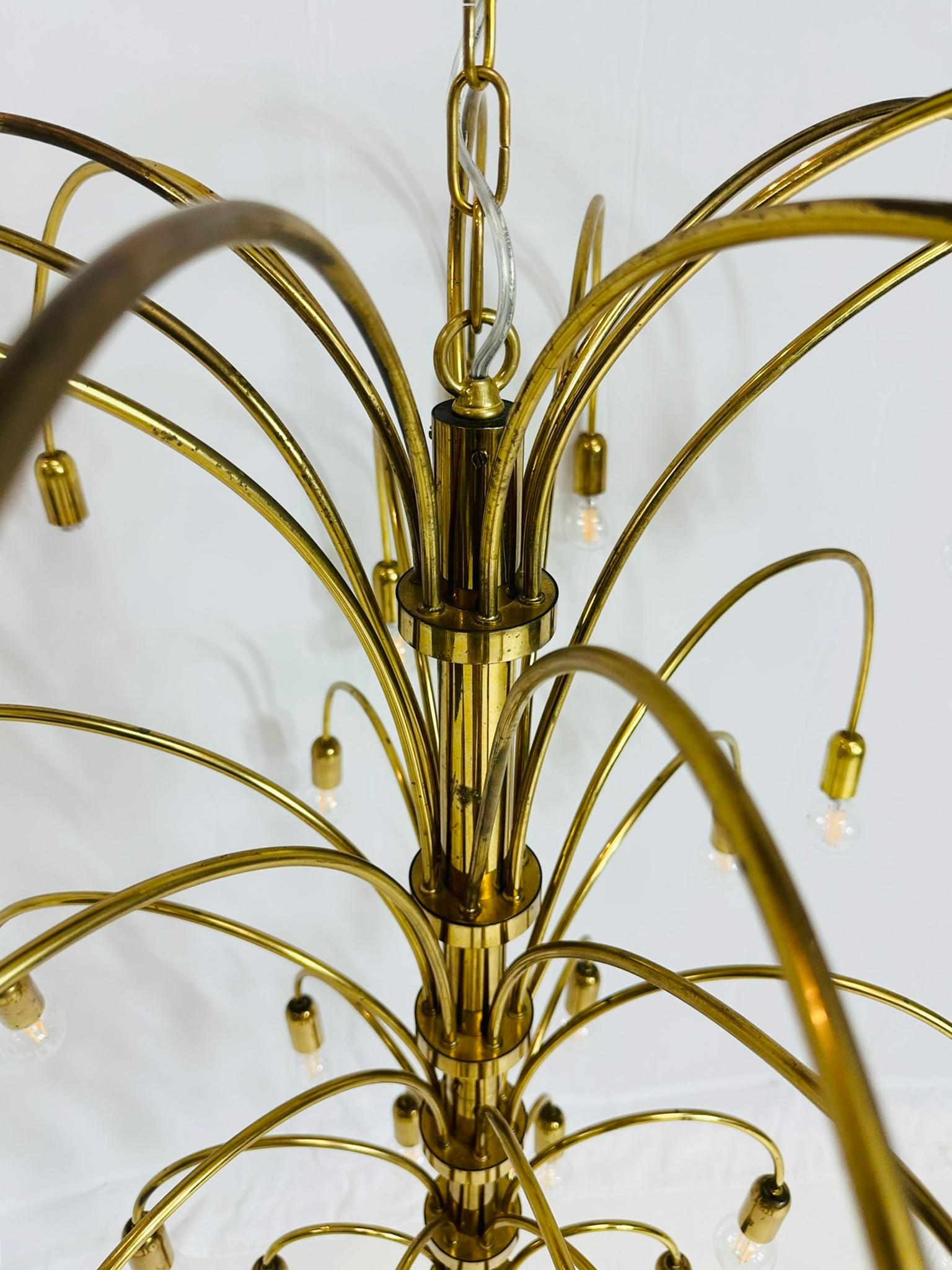 Grande lampadario in ottone con 36 bracci/luci, circa anni '60 in vendita 6