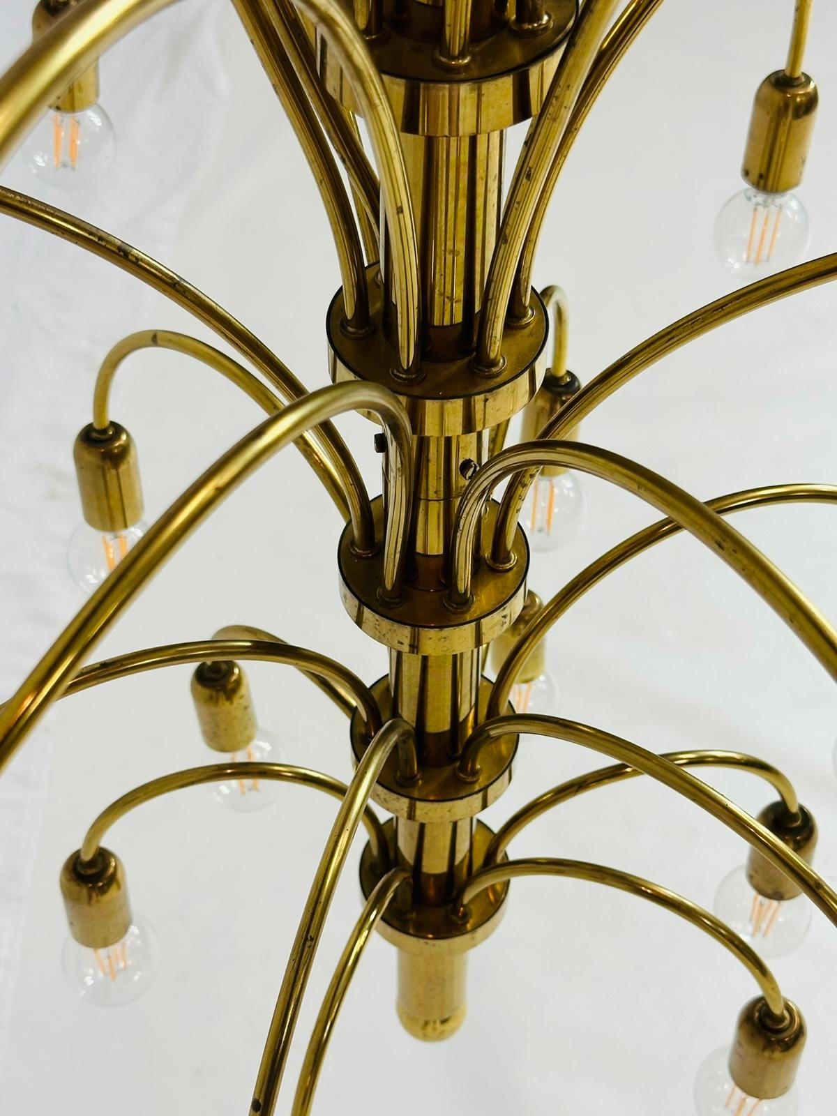Grande lampadario in ottone con 36 bracci/luci, circa anni '60 in vendita 8
