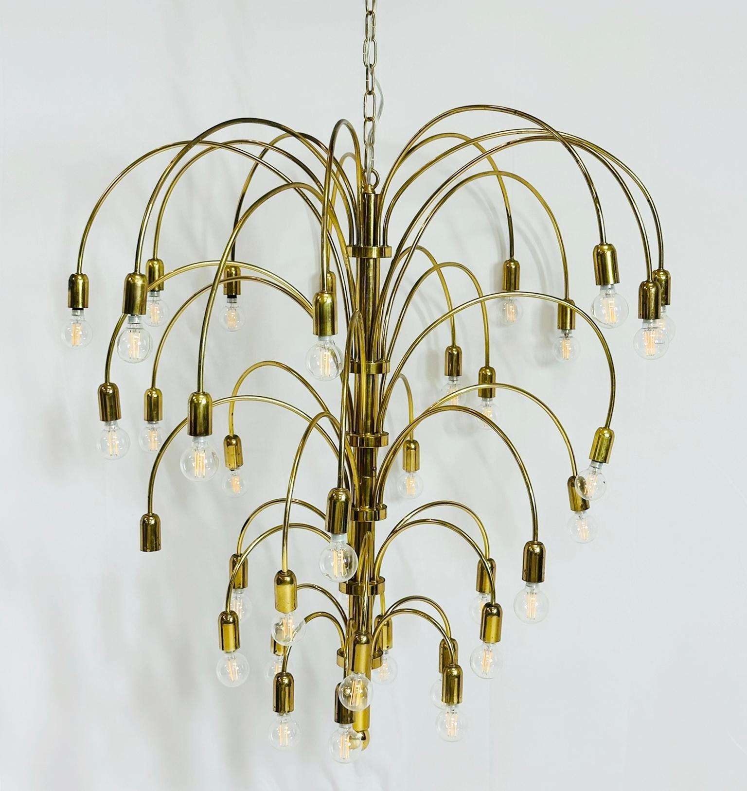Lampadario vintage in ottone massiccio con 36 bracci/luci.

Questo lampadario proviene dalla casa che Jennifer Lopez e Ben Affleck hanno comprato prima di separarsi.

La casa si trova al 10771 di Bellagio Road.

Il lampadario si trova in un