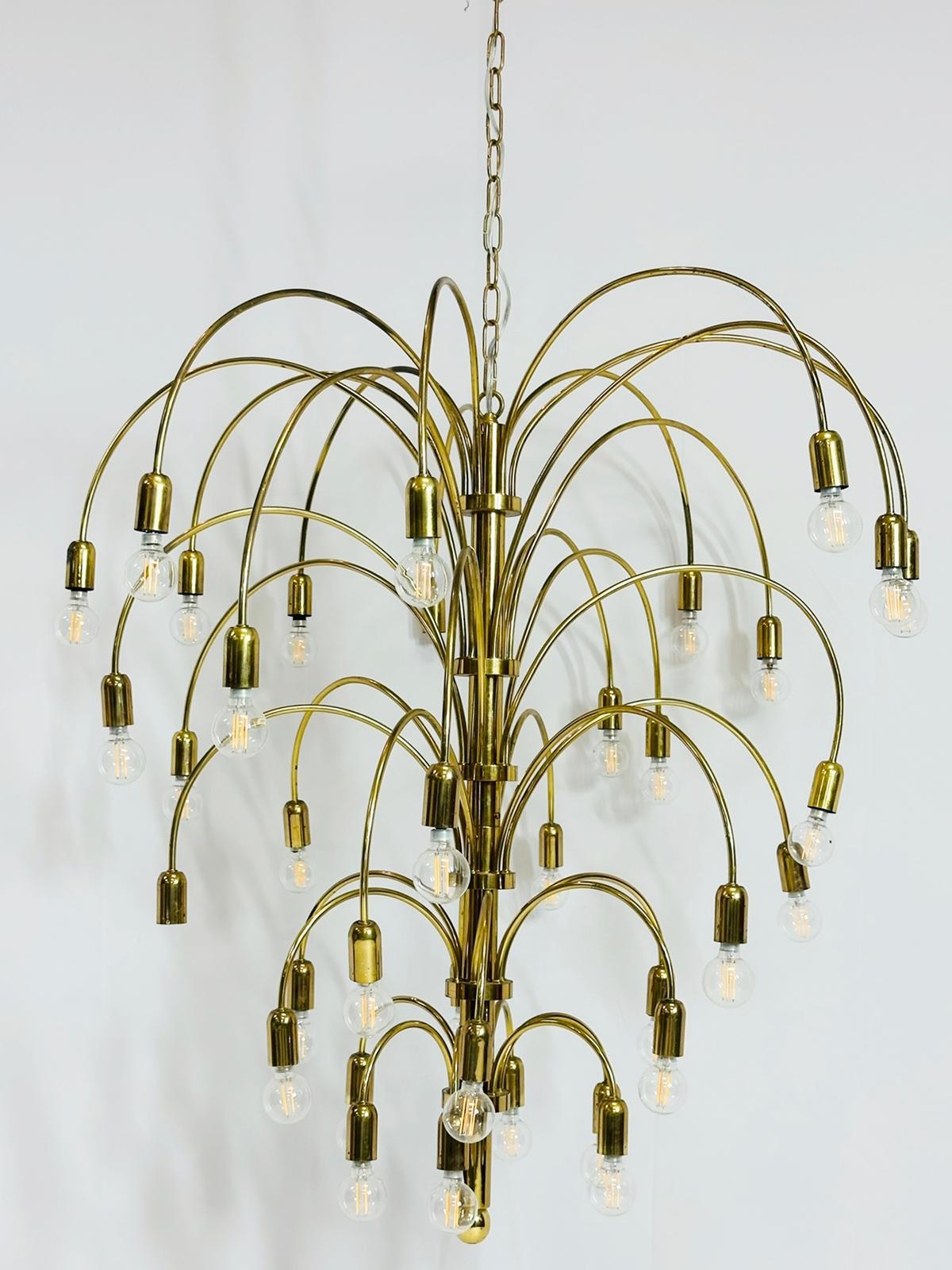 Mid-Century moderno Grande lampadario in ottone con 36 bracci/luci, circa anni '60 in vendita