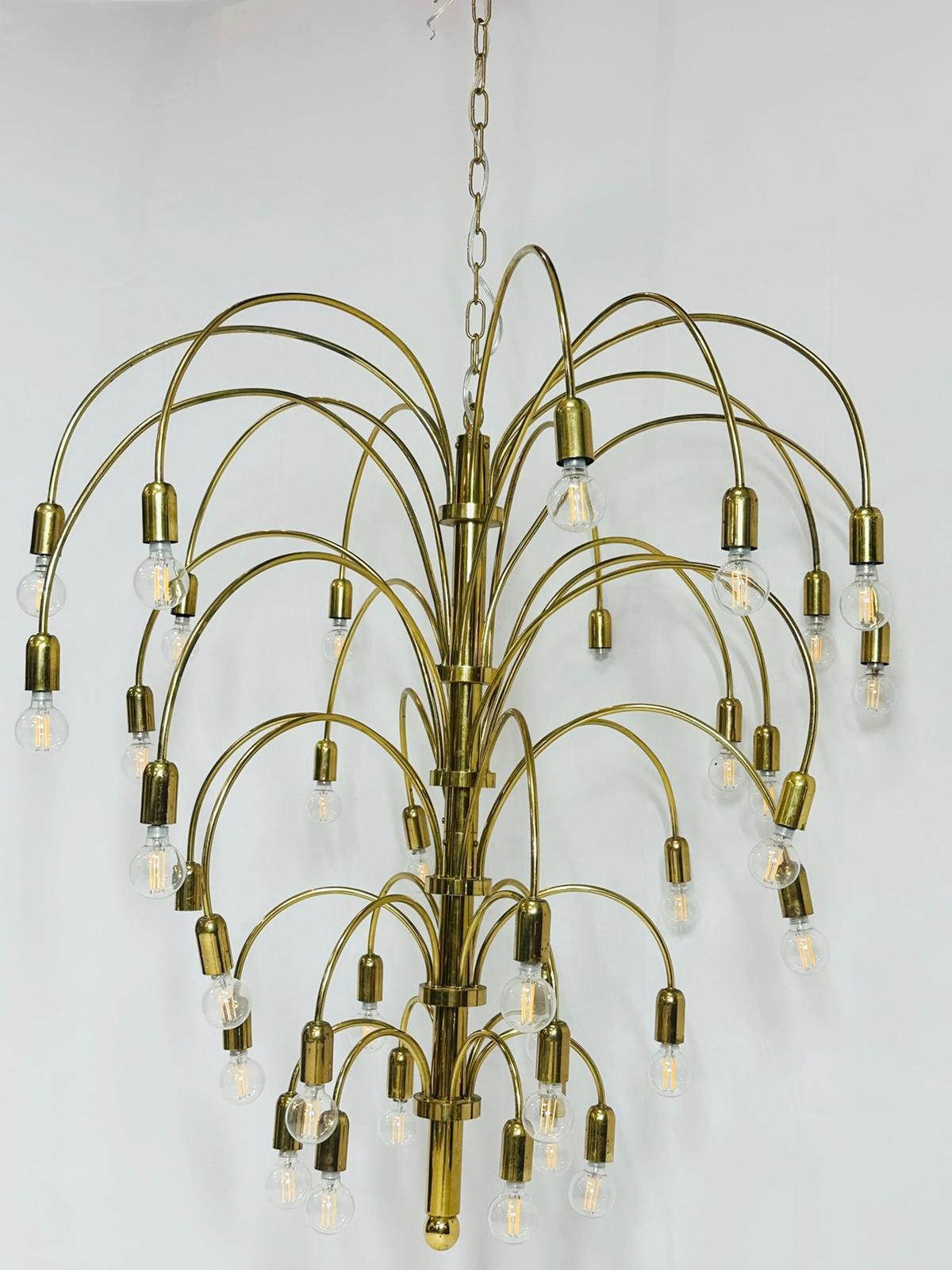 Americano Grande lampadario in ottone con 36 bracci/luci, circa anni '60 in vendita