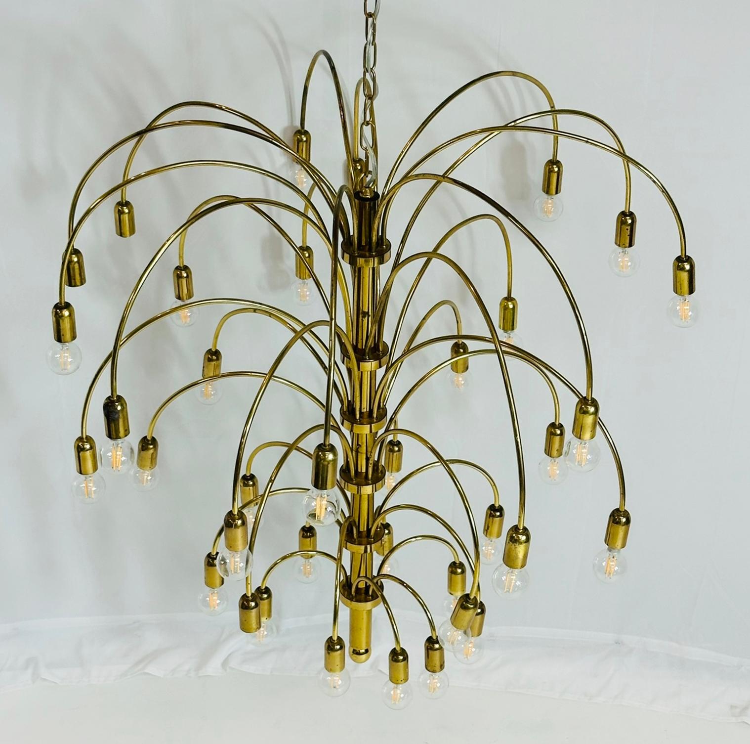 Grande lampadario in ottone con 36 bracci/luci, circa anni '60 In condizioni buone in vendita a Los Angeles, CA
