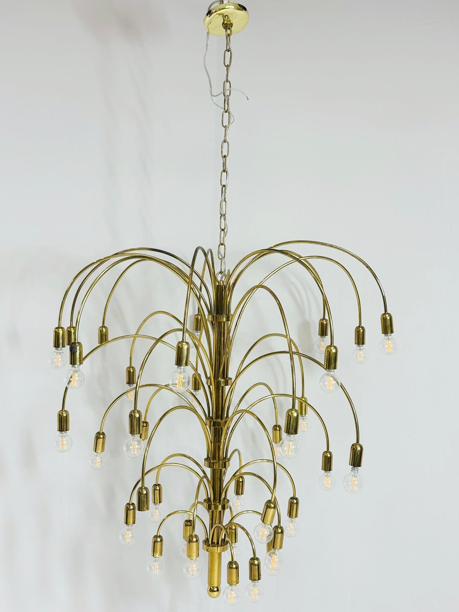 Metà XX secolo Grande lampadario in ottone con 36 bracci/luci, circa anni '60 in vendita