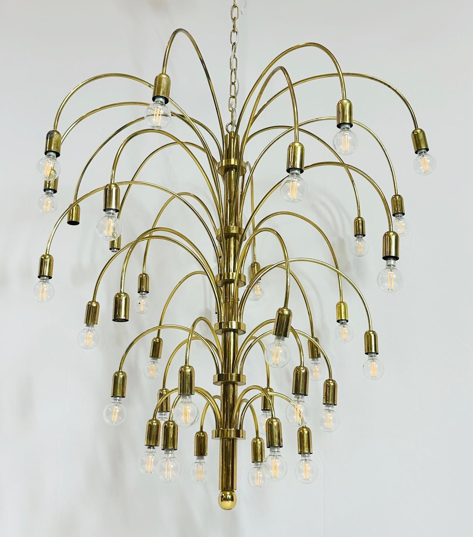 Ottone Grande lampadario in ottone con 36 bracci/luci, circa anni '60 in vendita