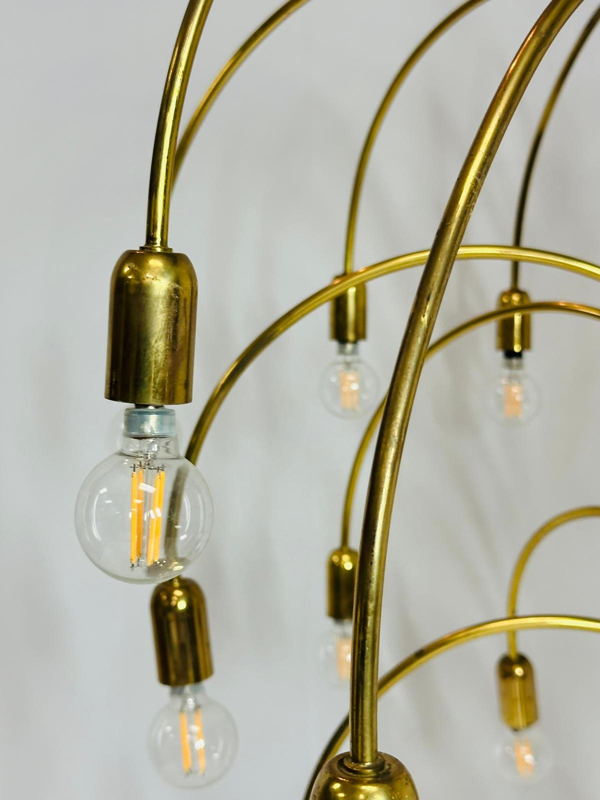 Grande lampadario in ottone con 36 bracci/luci, circa anni '60 in vendita 1