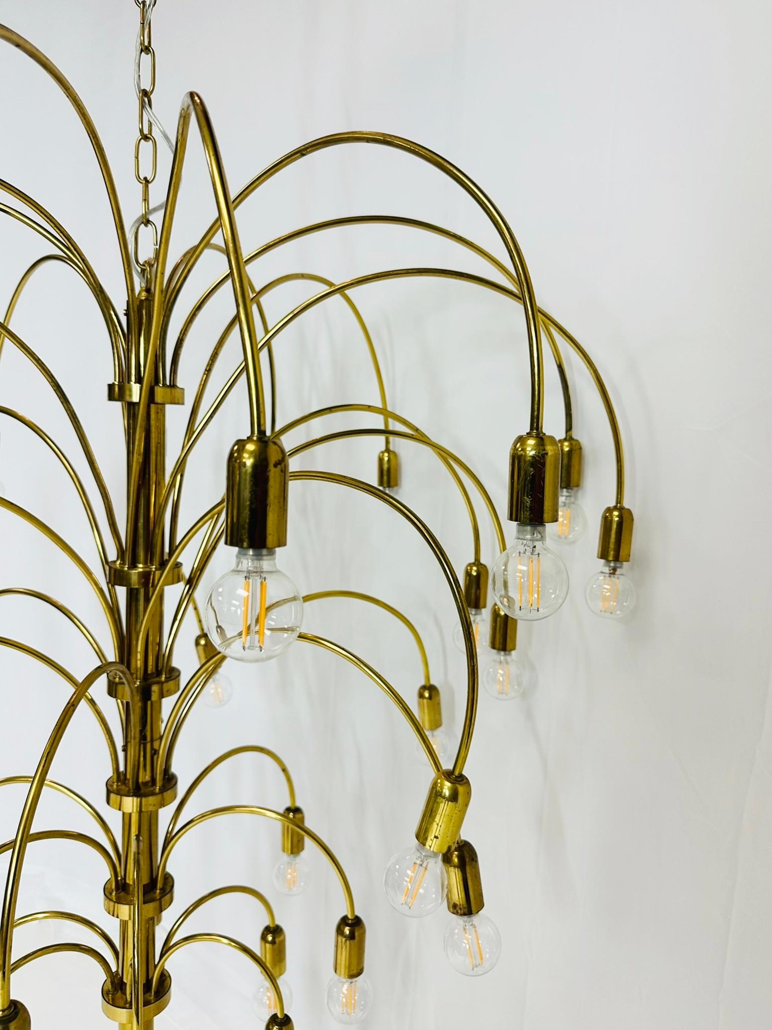 Grande lampadario in ottone con 36 bracci/luci, circa anni '60 in vendita 2