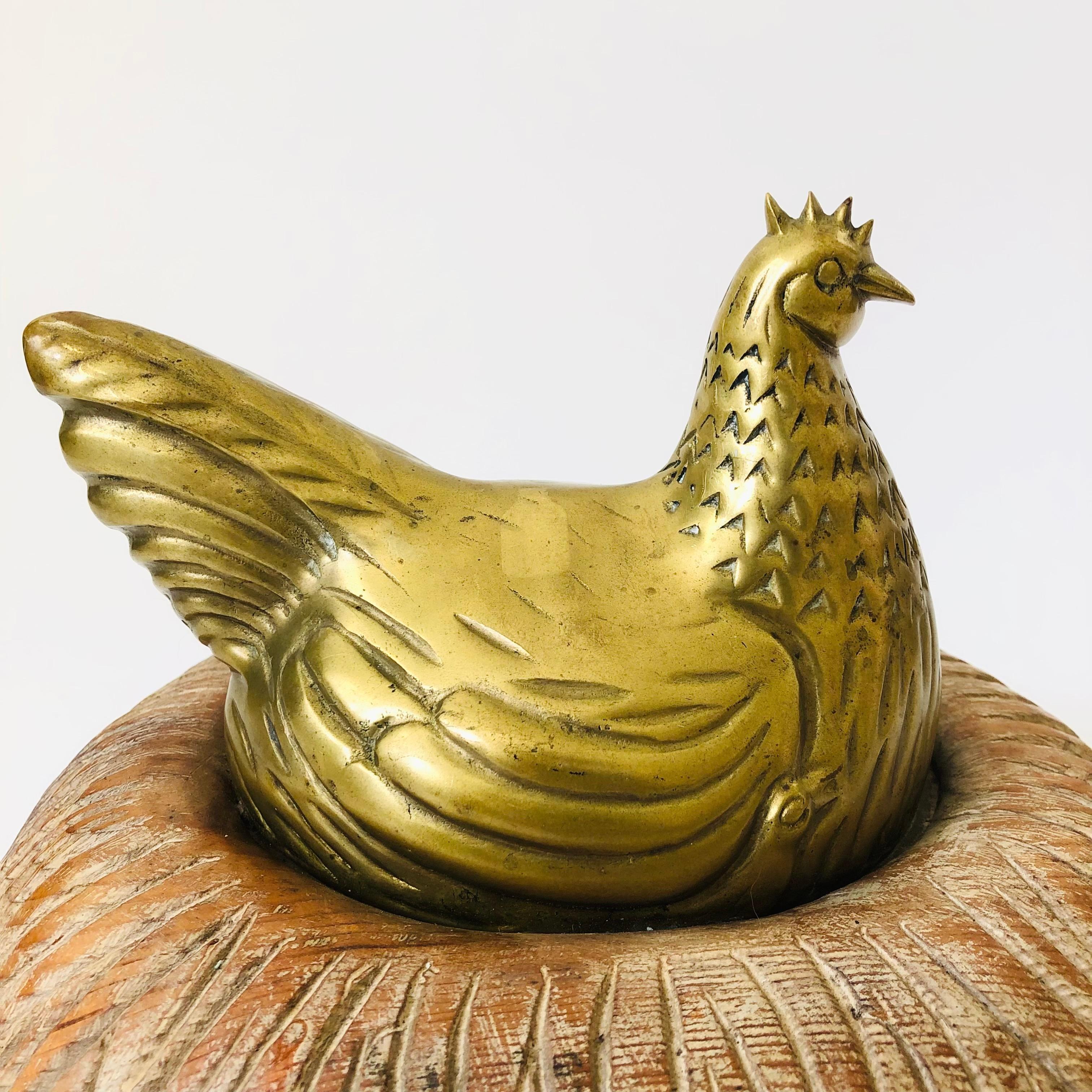 20ième siècle Grand poulet en laiton dans un nid en bois