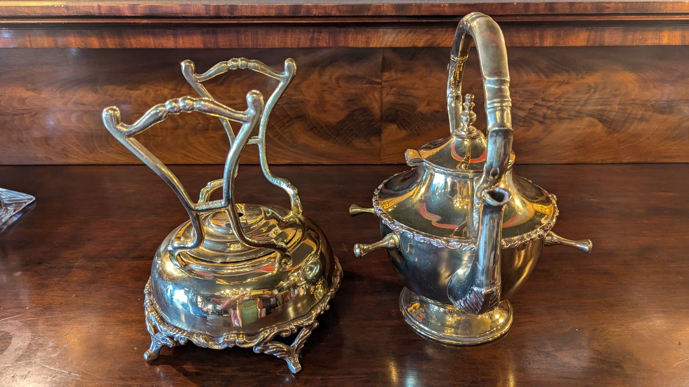 Grande servizio da caffè e tè in ottone con vassoio in vendita 6