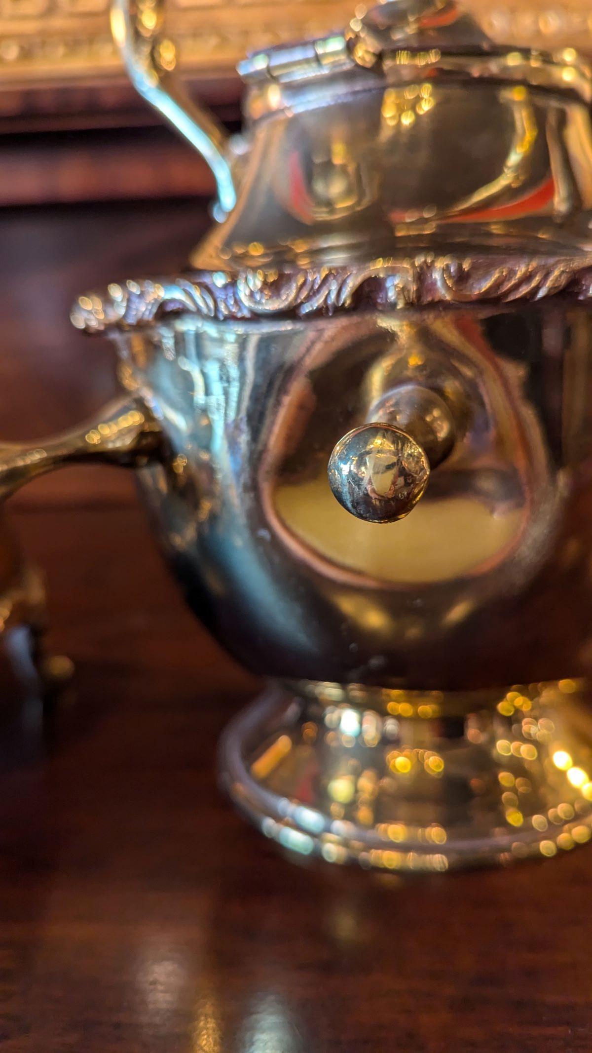 Grande servizio da caffè e tè in ottone con vassoio in vendita 9