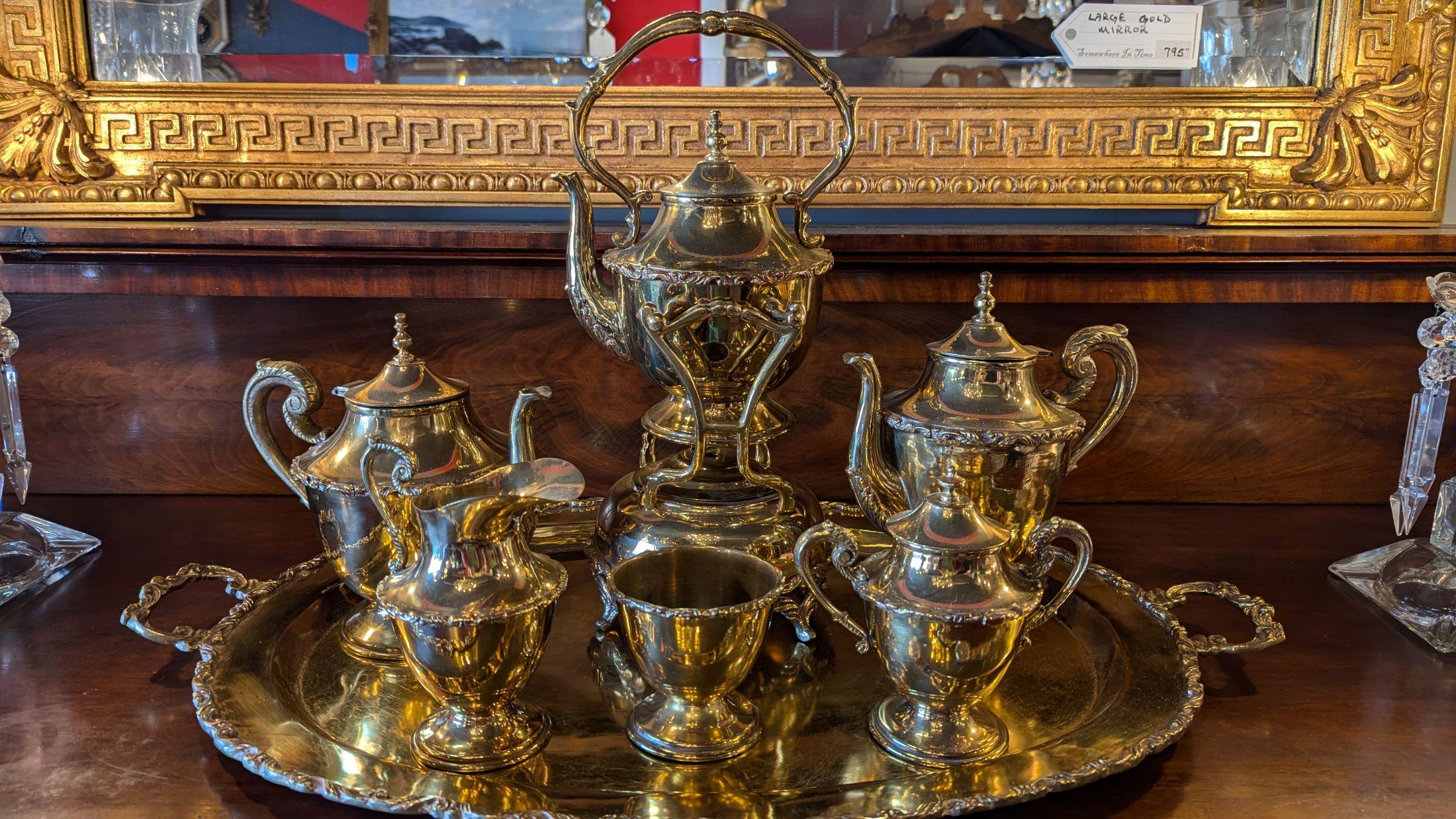 Ecco un bellissimo servizio da caffè e da tè in ottone di grandi dimensioni, con cassetto e vassoio!  Le dimensioni sono le seguenti;  caffè 8 x 10, tè 9 x 9, panna 7 x 5, zucchero 6,5 x 6,5, scarto 3,75 x 3,75, cassetto 8 x 16,75, vassoio 30 x 19 x