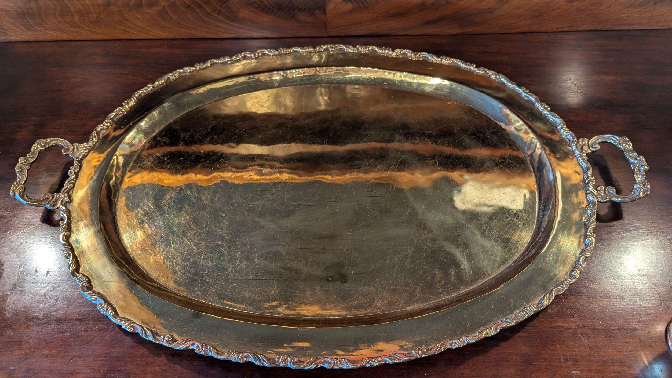 Hollywood Regency Grande servizio da caffè e tè in ottone con vassoio in vendita