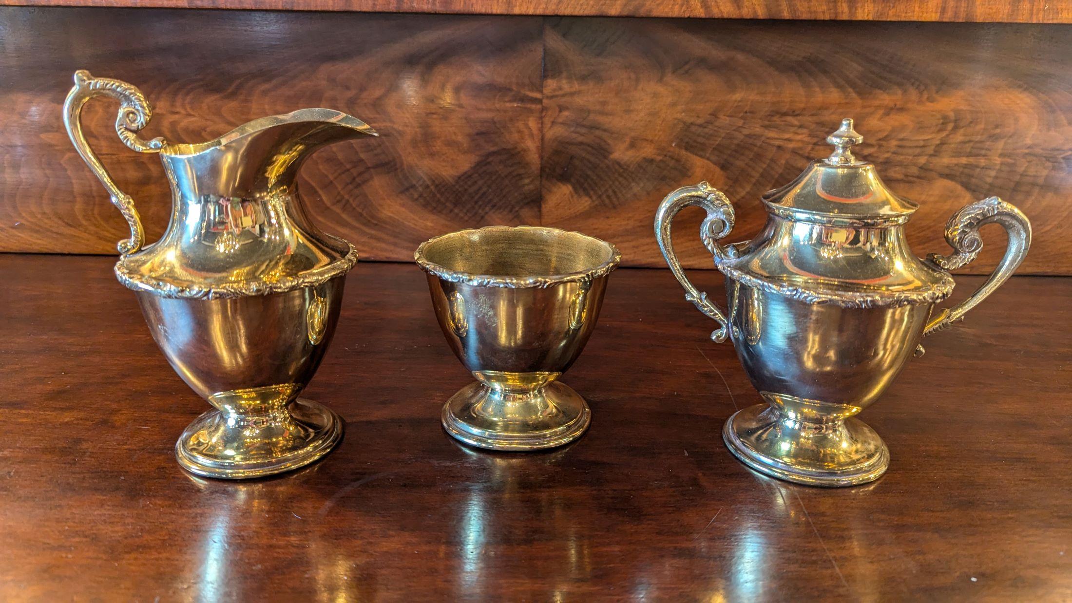 Grande servizio da caffè e tè in ottone con vassoio In condizioni buone in vendita a Pueblo, CO