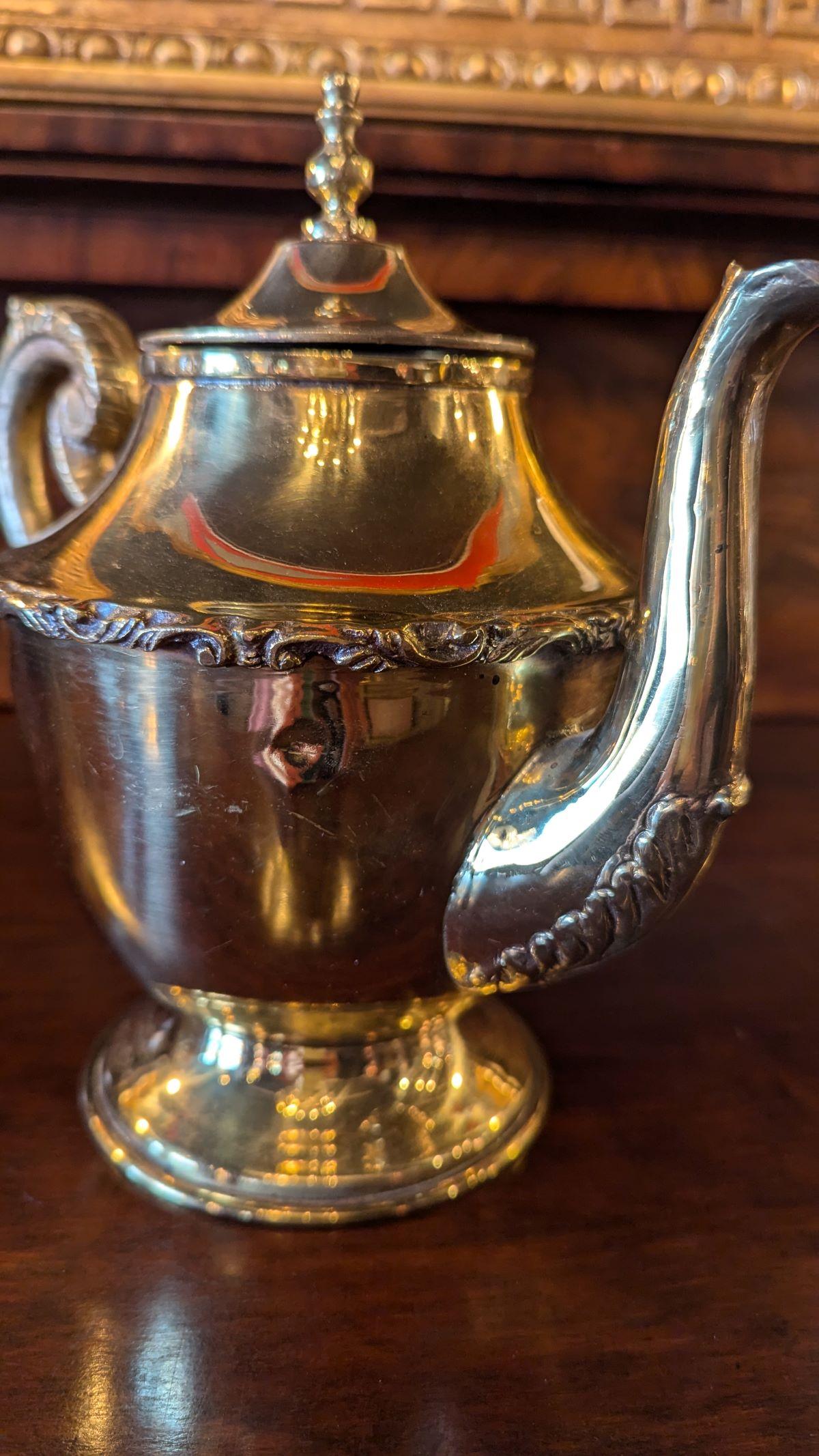 Grande servizio da caffè e tè in ottone con vassoio in vendita 2