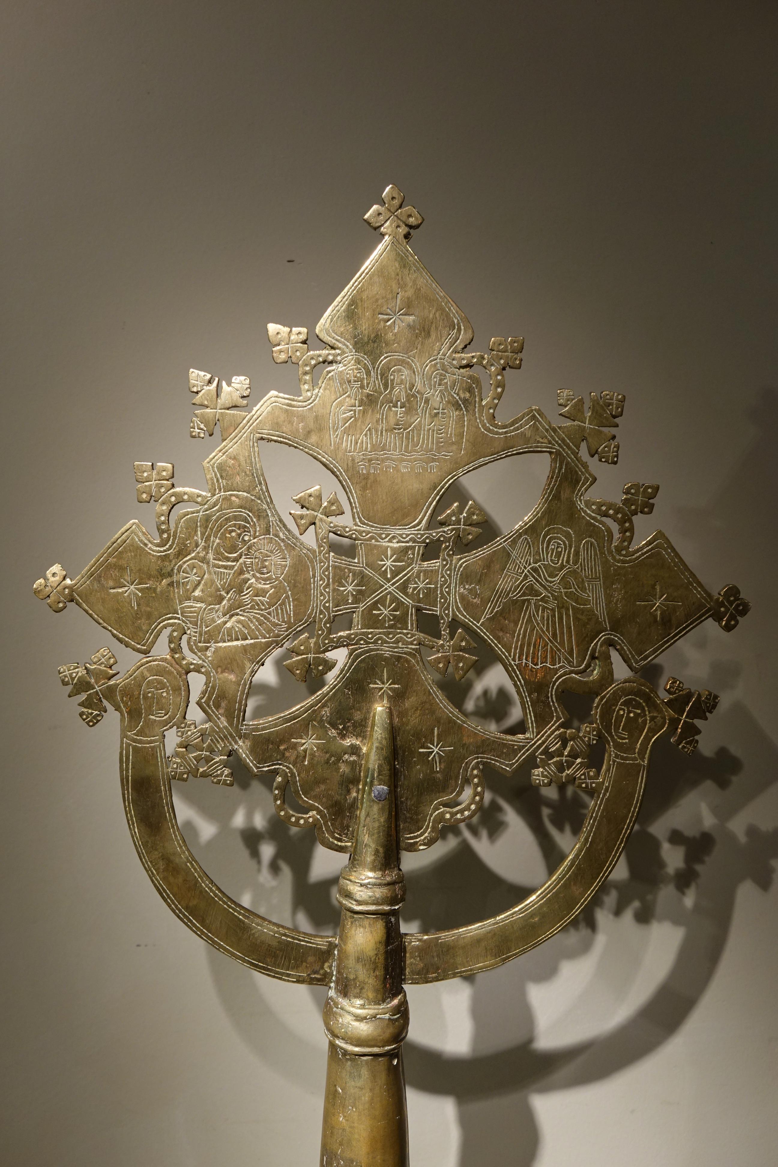 Large processional cross in gilt brass, with openwork and engraved decoration featuring the Virgin Mary, the Infant Jesus, saints and angels.
There are many forms of cross, depending on the region or city: the cross of Lalibela, Gondar, Aksoum.
They