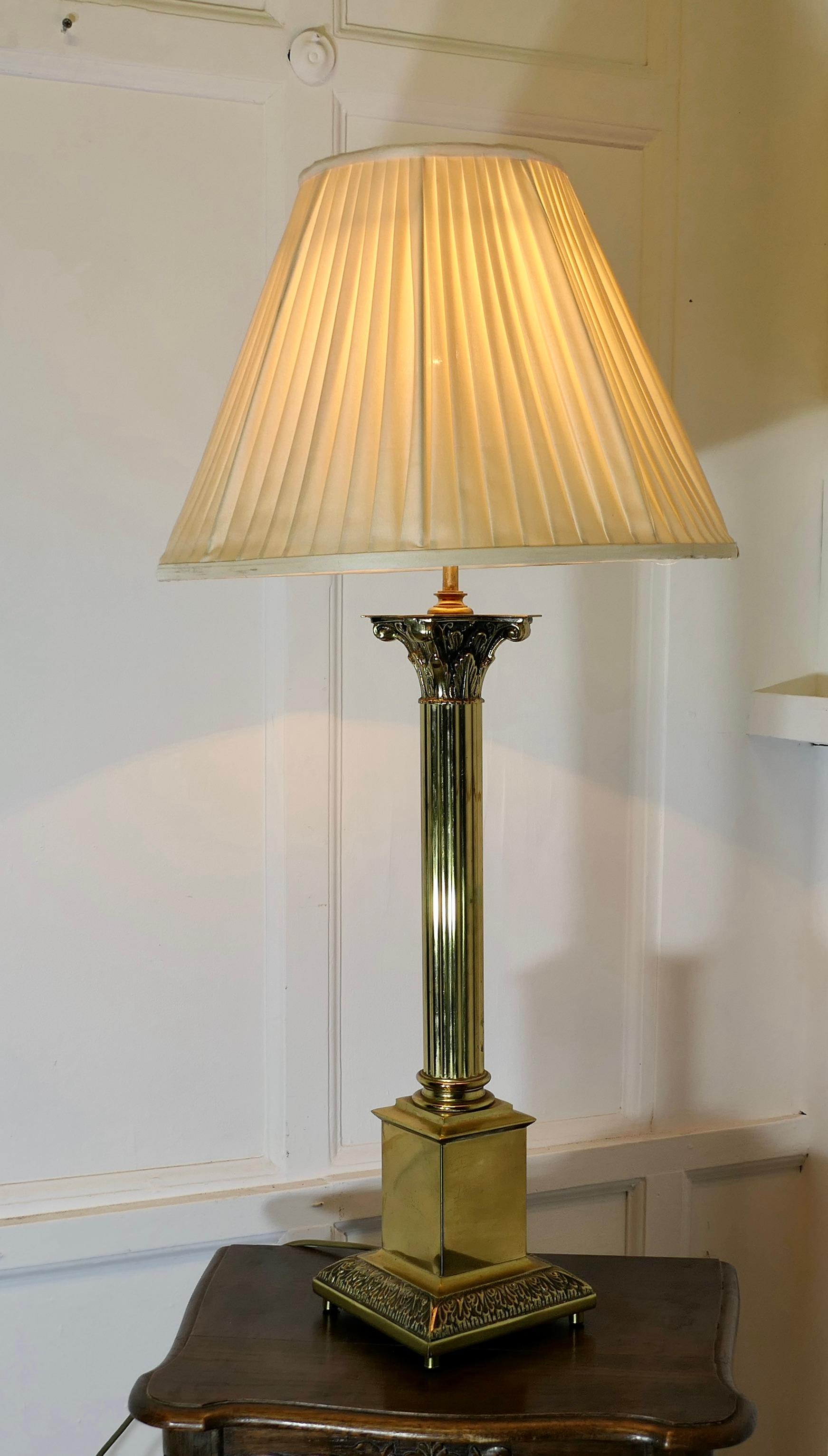Grande lampe de bureau à colonne corinthienne en laiton

Il s'agit d'une pièce très attrayante, la lampe a une colonne cannelée unique placée sur une base étagée très attrayante. 
Il s'agit d'une pièce attrayante avec une bonne patine, le câblage
