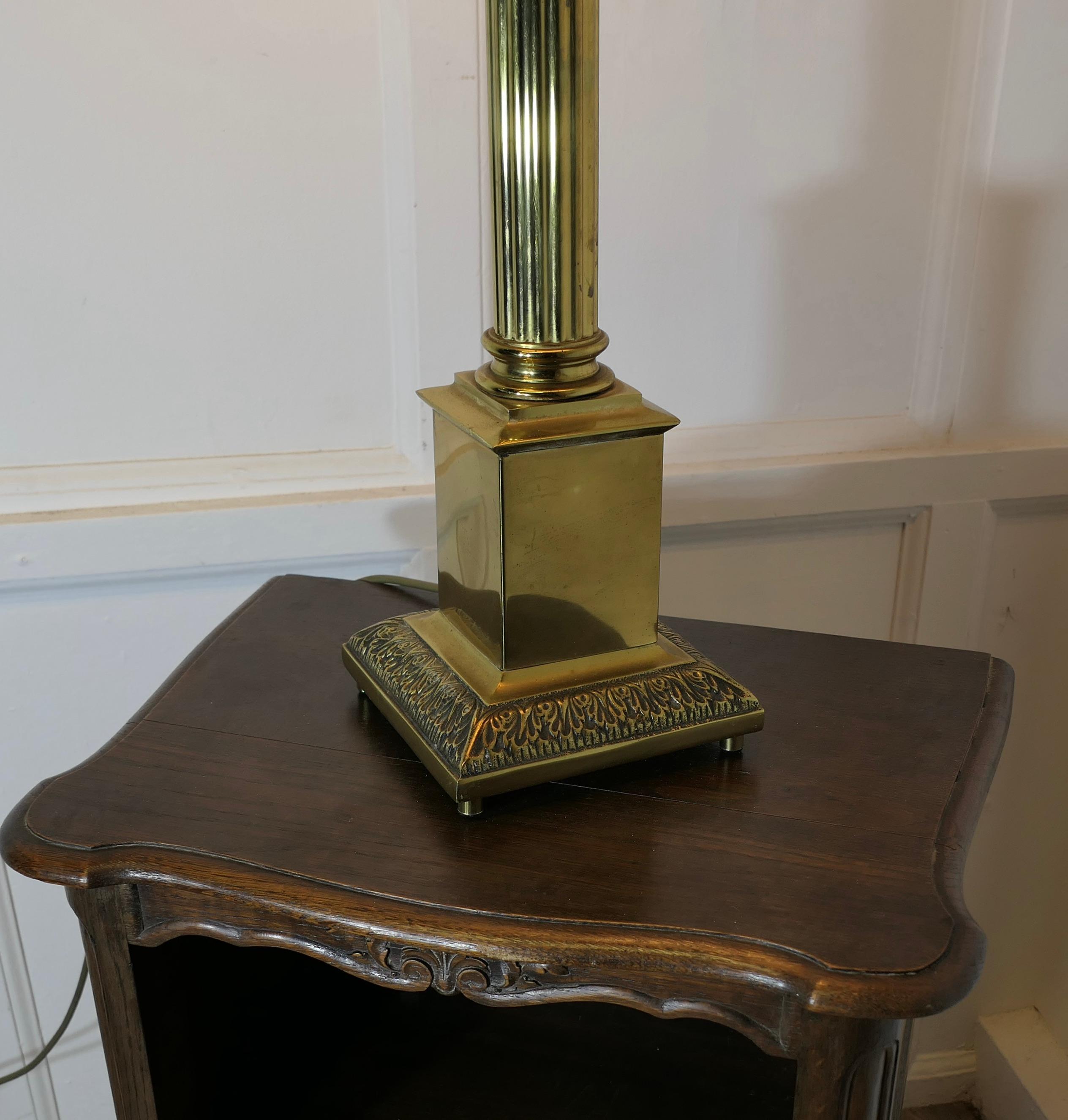 Grande lampe de bureau à colonne corinthienne en laiton  C'est une pièce très attrayante Bon état - En vente à Godshill, Isle of Wight